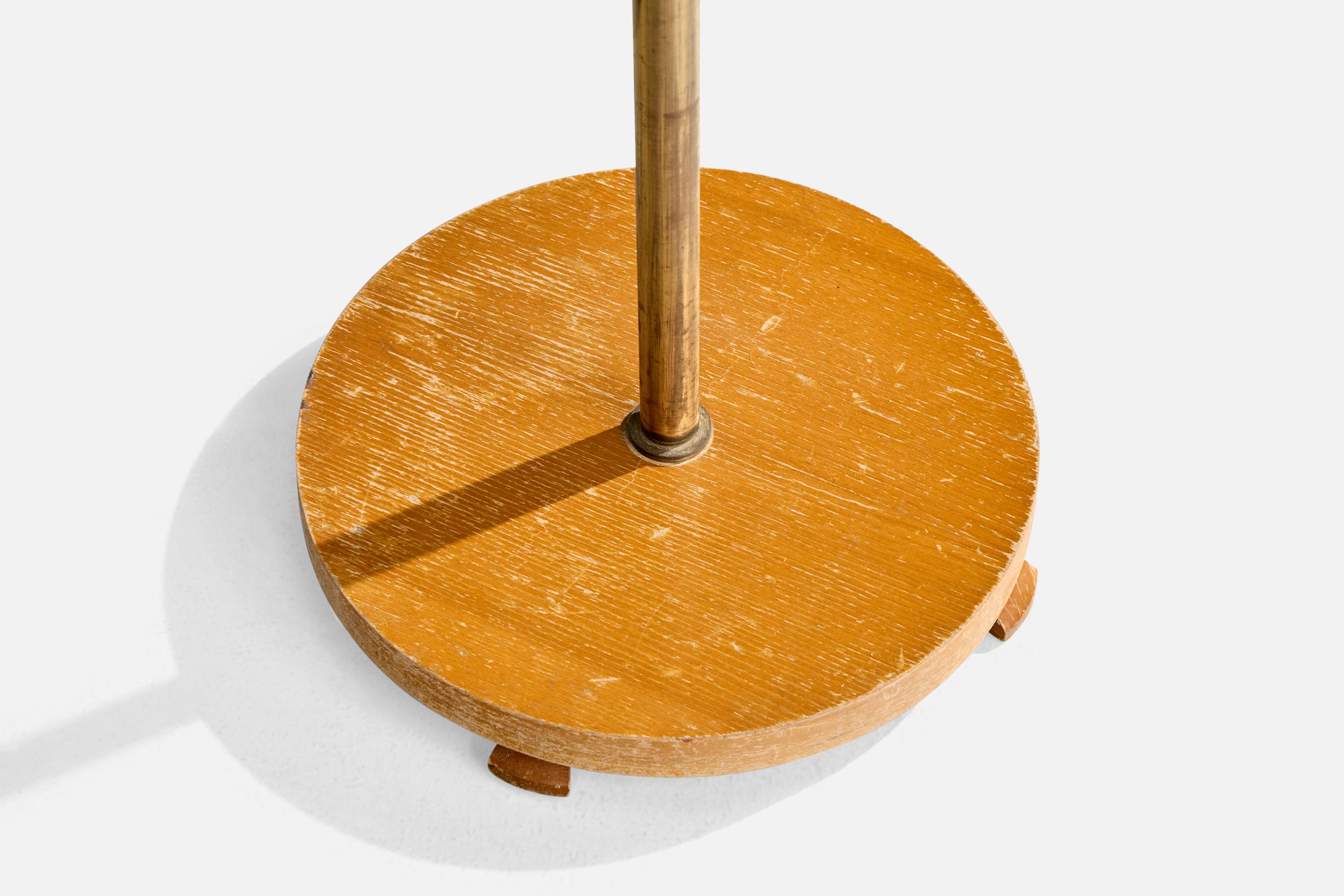 Laiton Designer suédois, lampadaire, laiton, bois, rotin, Suède, années 1930 en vente