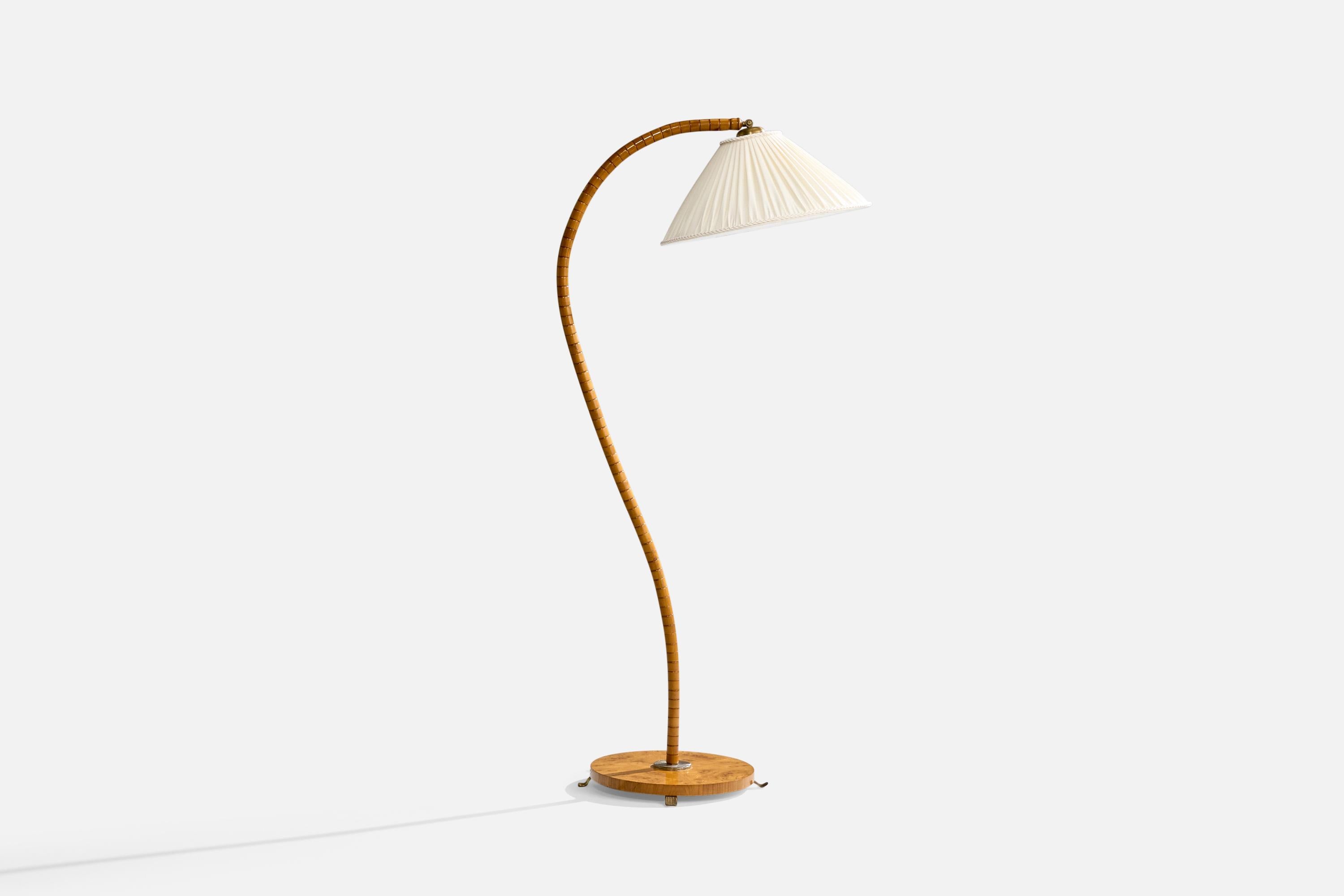 An adjustable wood, burl, brass, metal and white fabric floor lamp designed and produced in Sweden, c. 1940s.

Dimensions of Lamp with Shade (inches): 58.5“ H x 18.5“ W x 28“ D

Bulb Specifications: E-26 

Number of Sockets (per fixture): 1

Sold