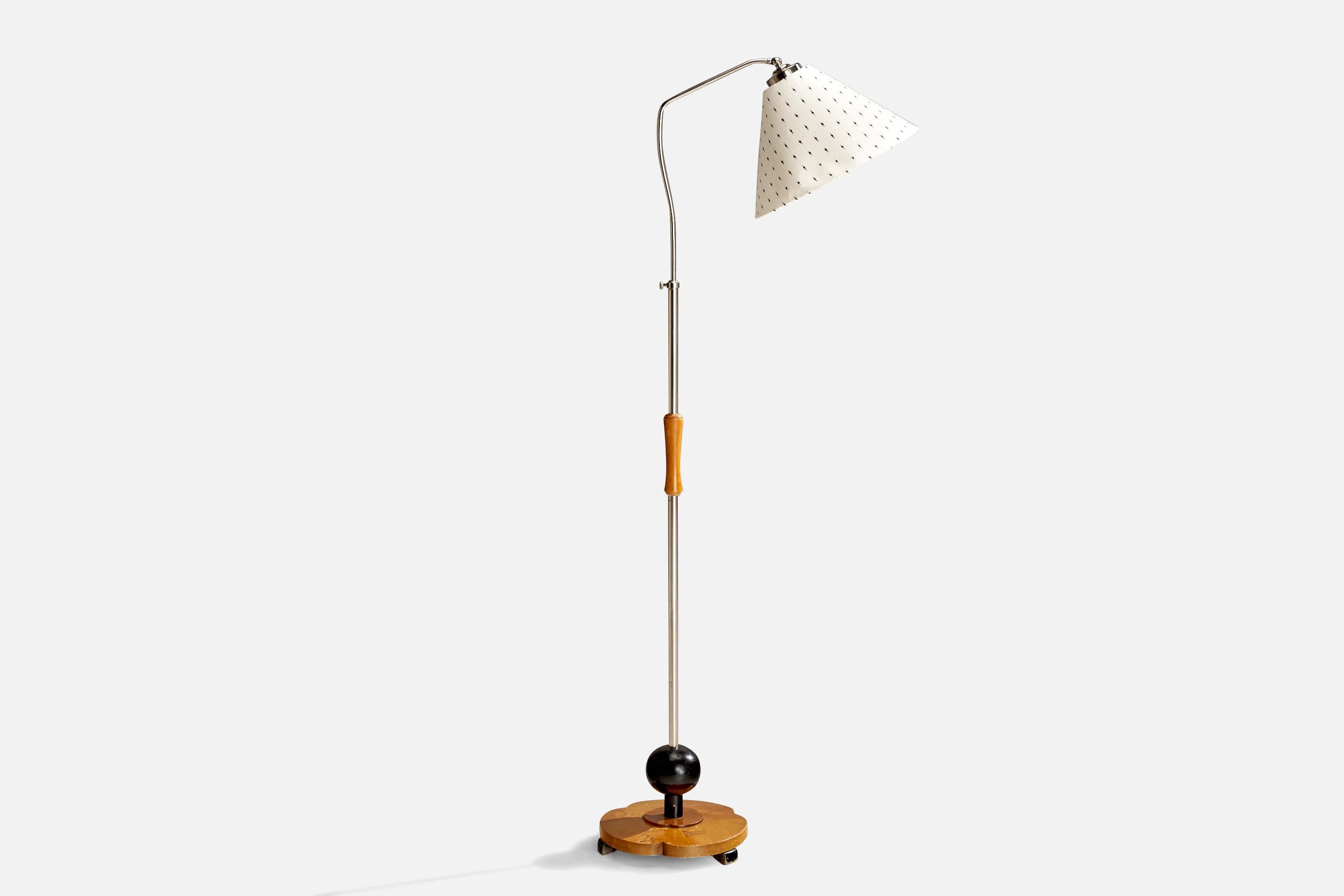 Lampadaire en chrome, bouleau et tissu, conçu et produit en Suède, vers les années 1930.

Dimensions de la lampe avec abat-jour (pouces) : 61
