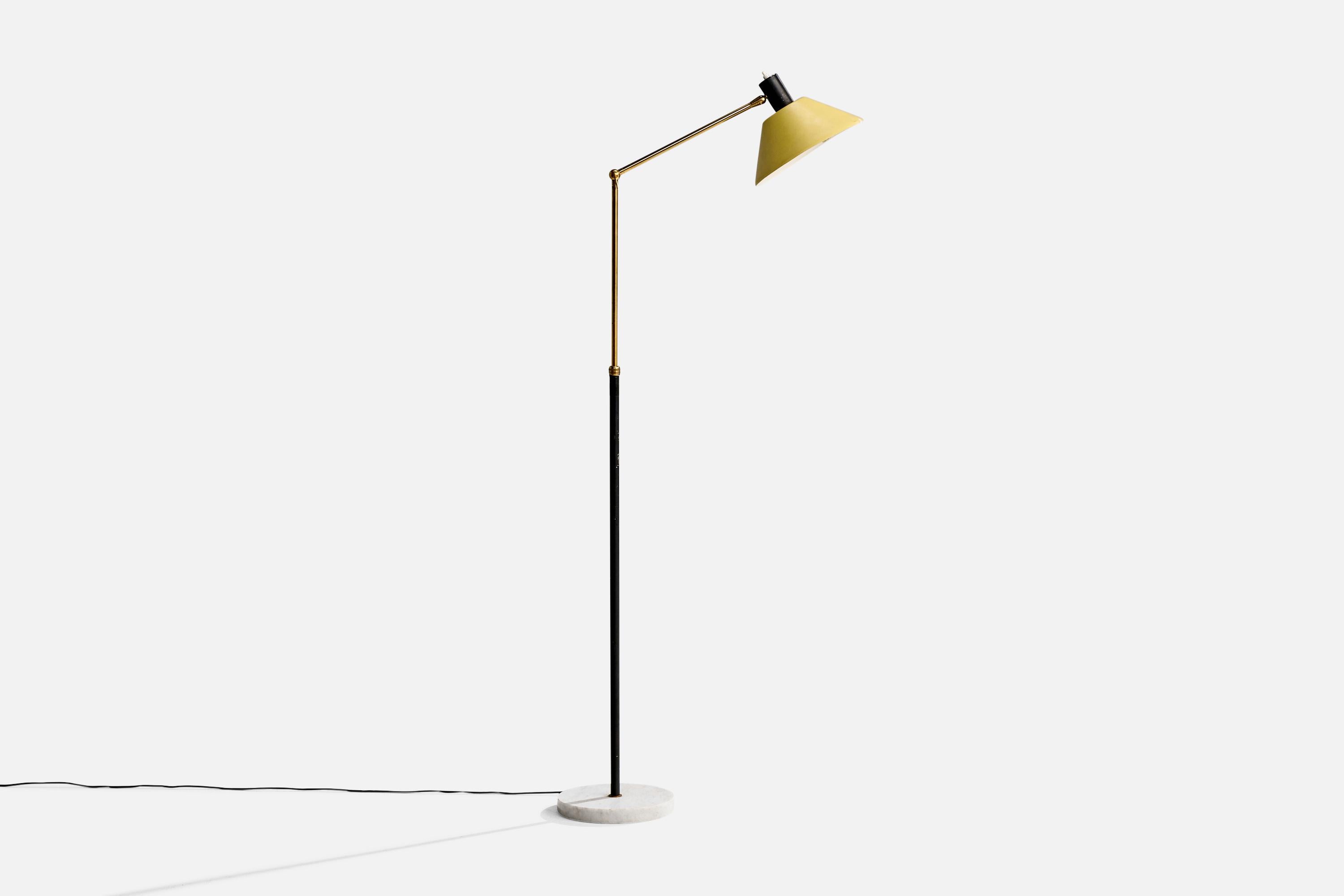 Lampada da terra regolabile in ottone, metallo laccato nero giallo e marmo, progettata e prodotta in Italia, anni '50 circa.

Dimensioni complessive (pollici): 62.5 