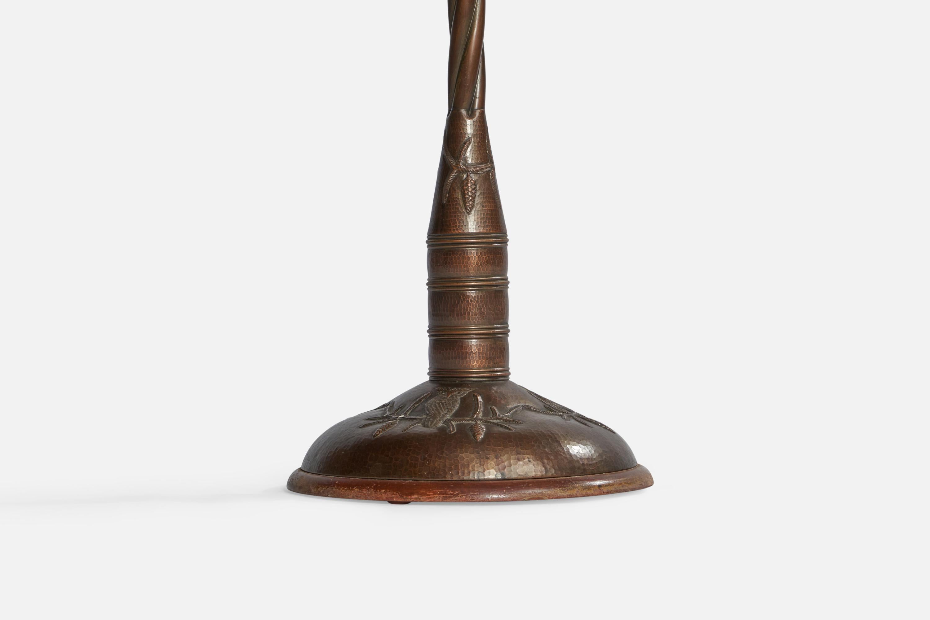 Début du 20ème siècle Designer suédois, lampadaire, cuivre, tissu, Suède, années 1920 en vente