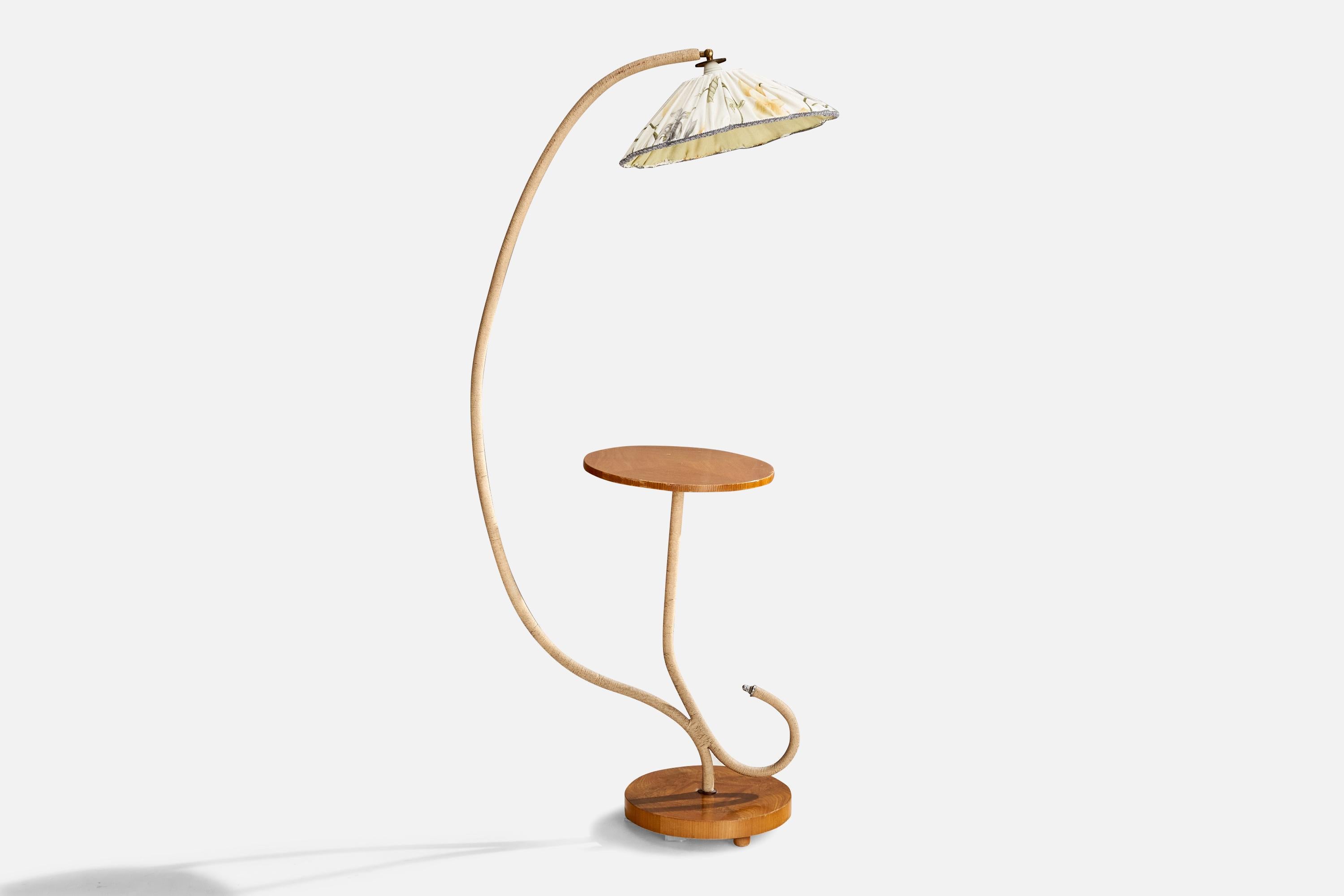 Lampada da terra a forma libera in corda, olmo, ottone e tessuto con tavolino o tavolo da lampada, progettata e prodotta in Svezia, negli anni '30 circa.

Dimensioni della lampada con paralume (pollici): 65,125