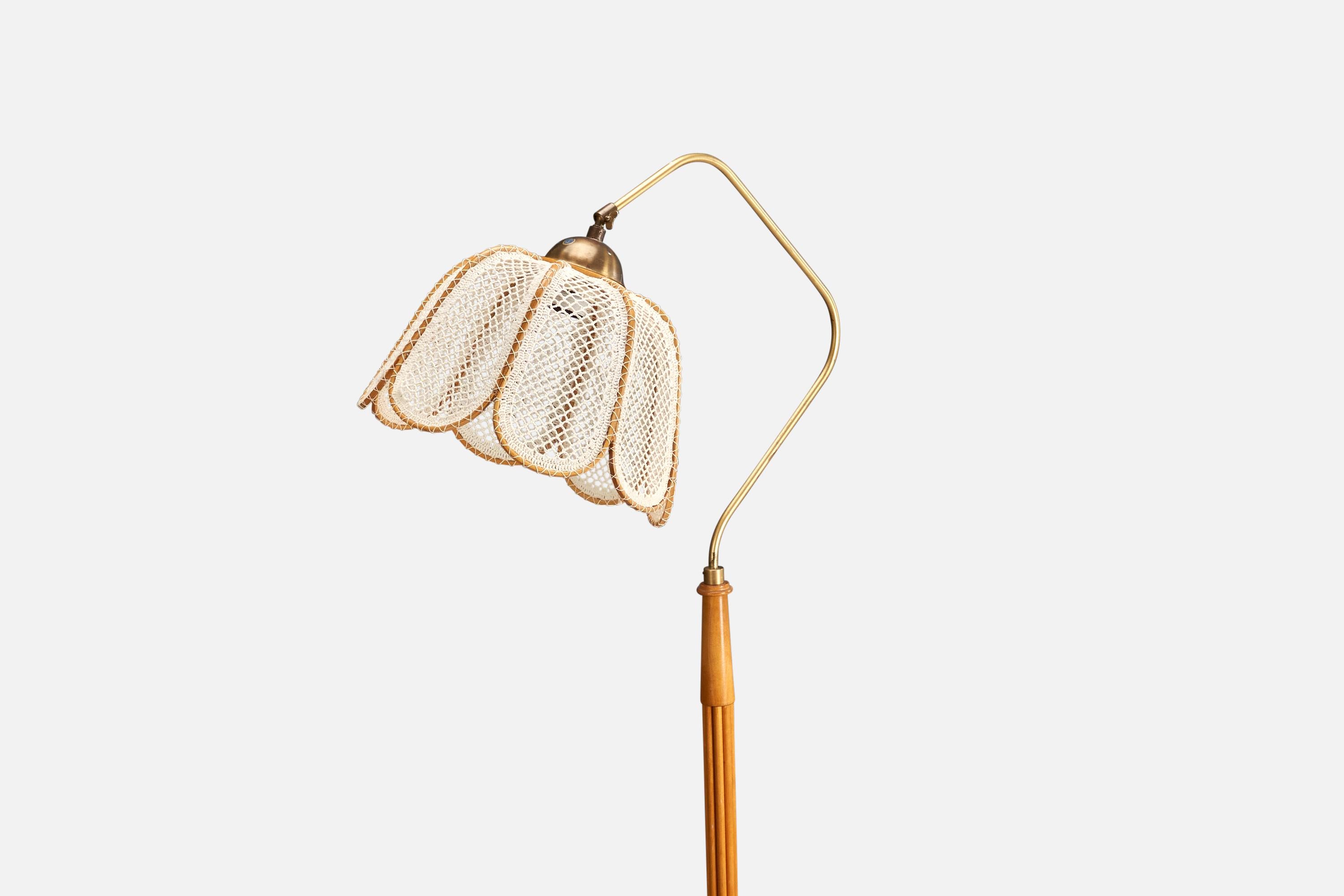 Mid-Century Modern Designer suédois, lampadaire, orme, laiton, tissu de broderie, Suède, années 1930 en vente