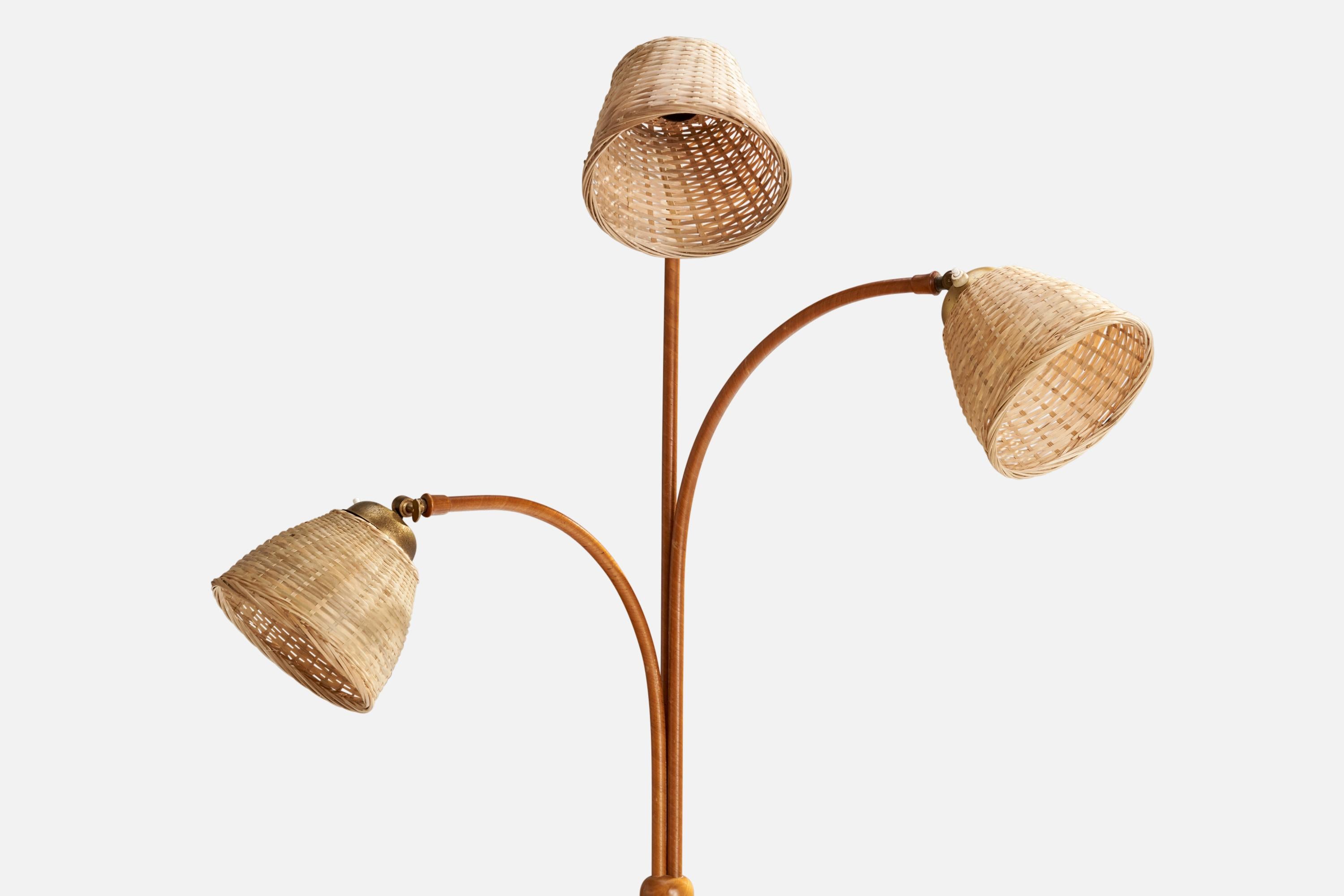 Scandinave moderne Designer suédois, lampadaire, orme, laiton, rotin, Suède, années 1940 en vente