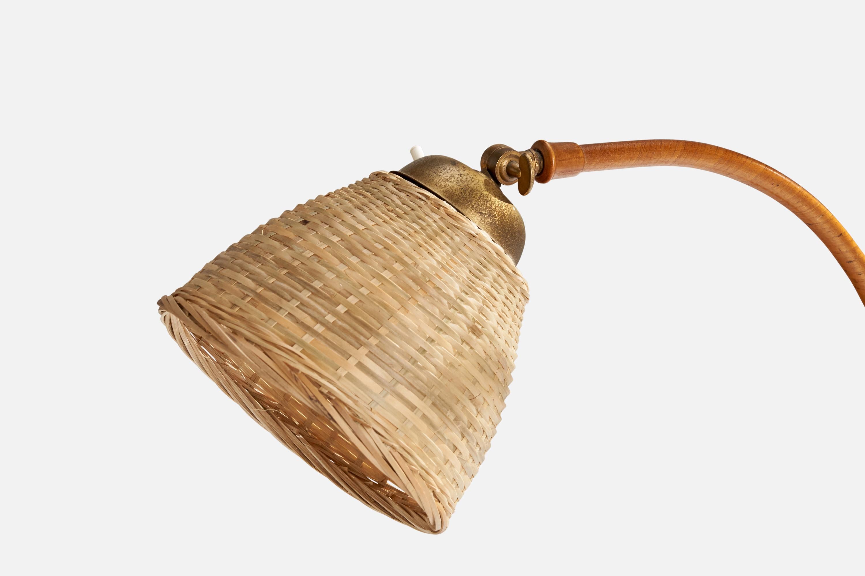 Suédois Designer suédois, lampadaire, orme, laiton, rotin, Suède, années 1940 en vente
