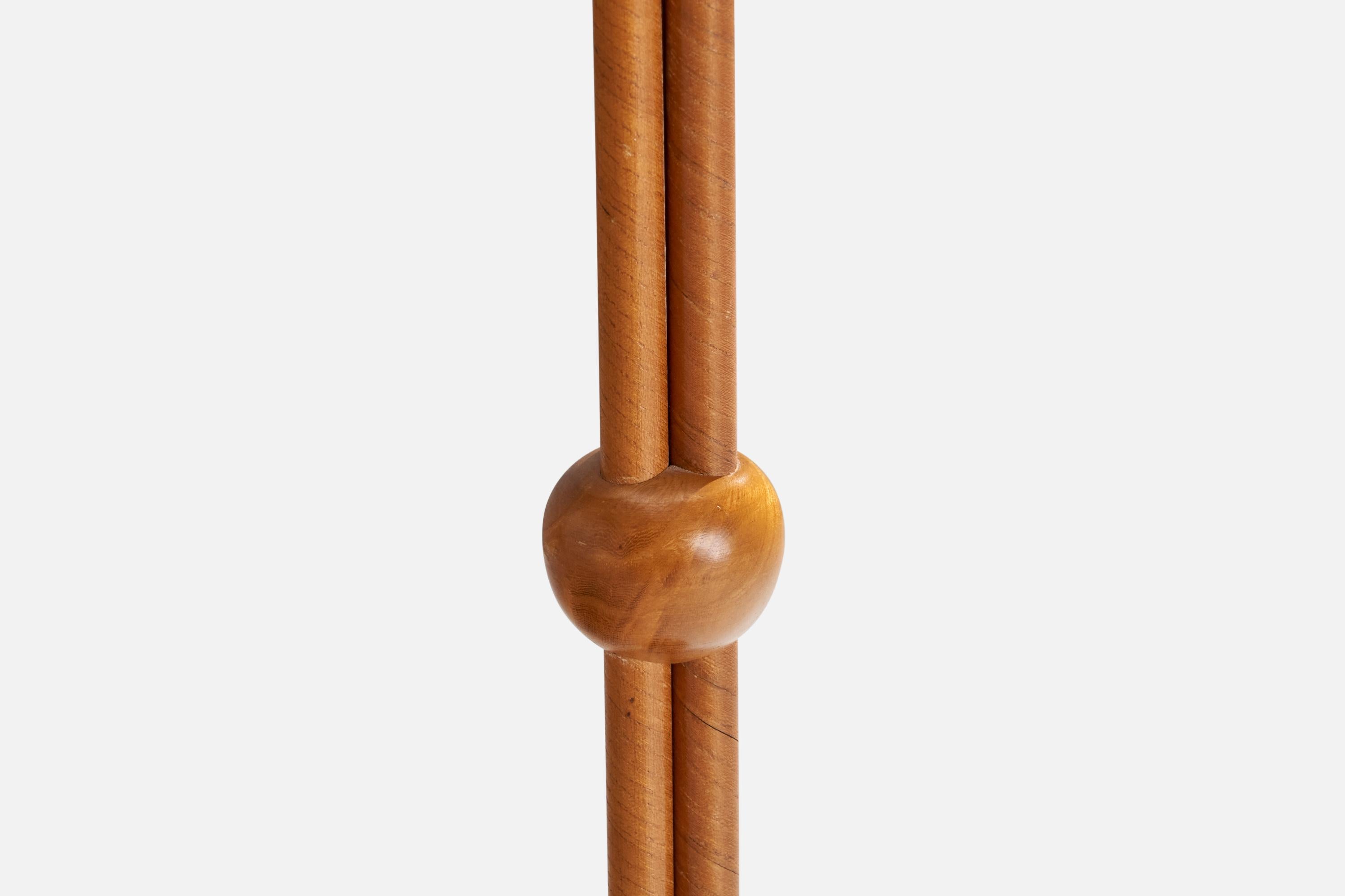 Designer suédois, lampadaire, orme, laiton, rotin, Suède, années 1940 Bon état - En vente à High Point, NC