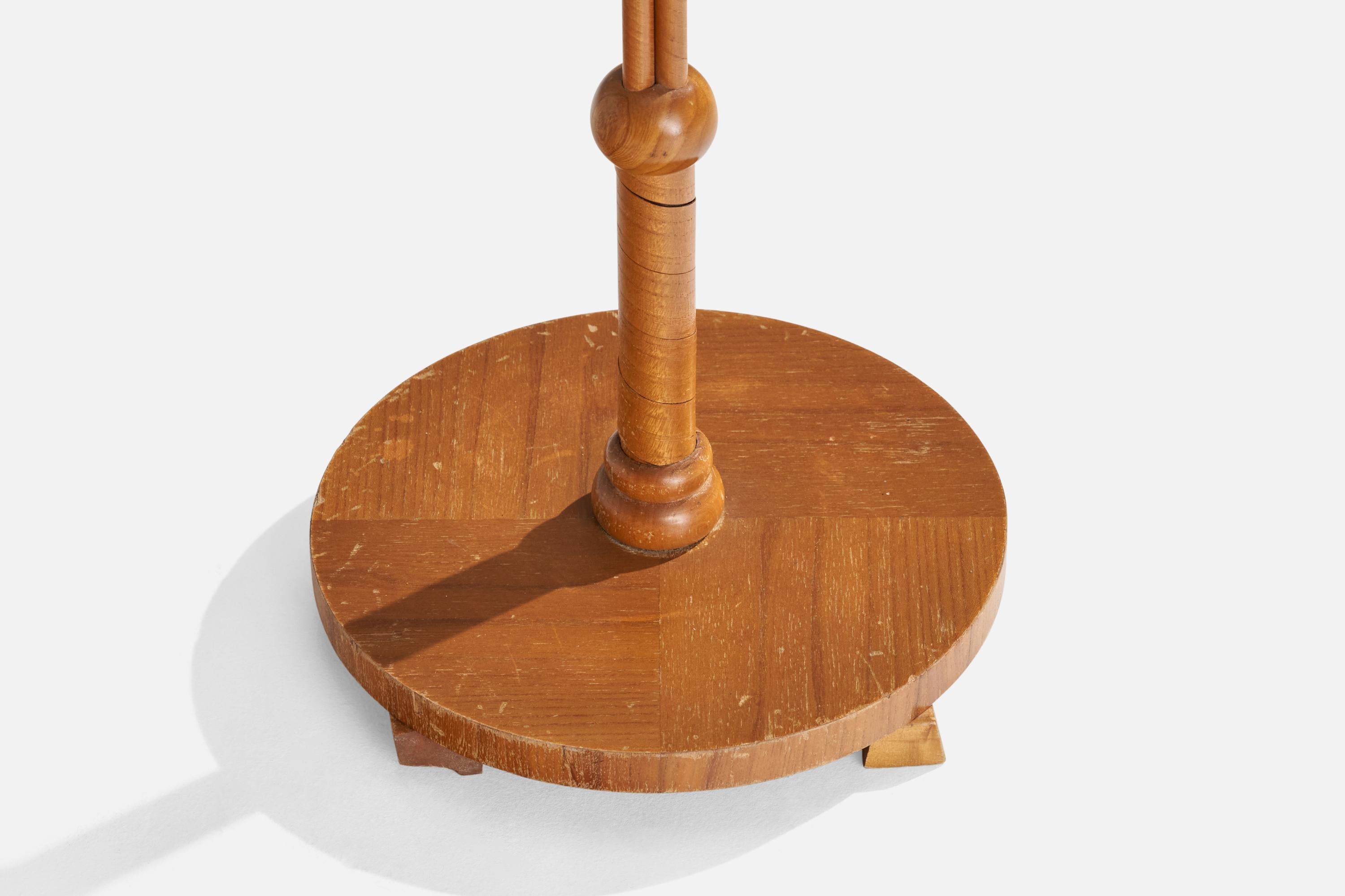 Milieu du XXe siècle Designer suédois, lampadaire, orme, laiton, rotin, Suède, années 1940 en vente