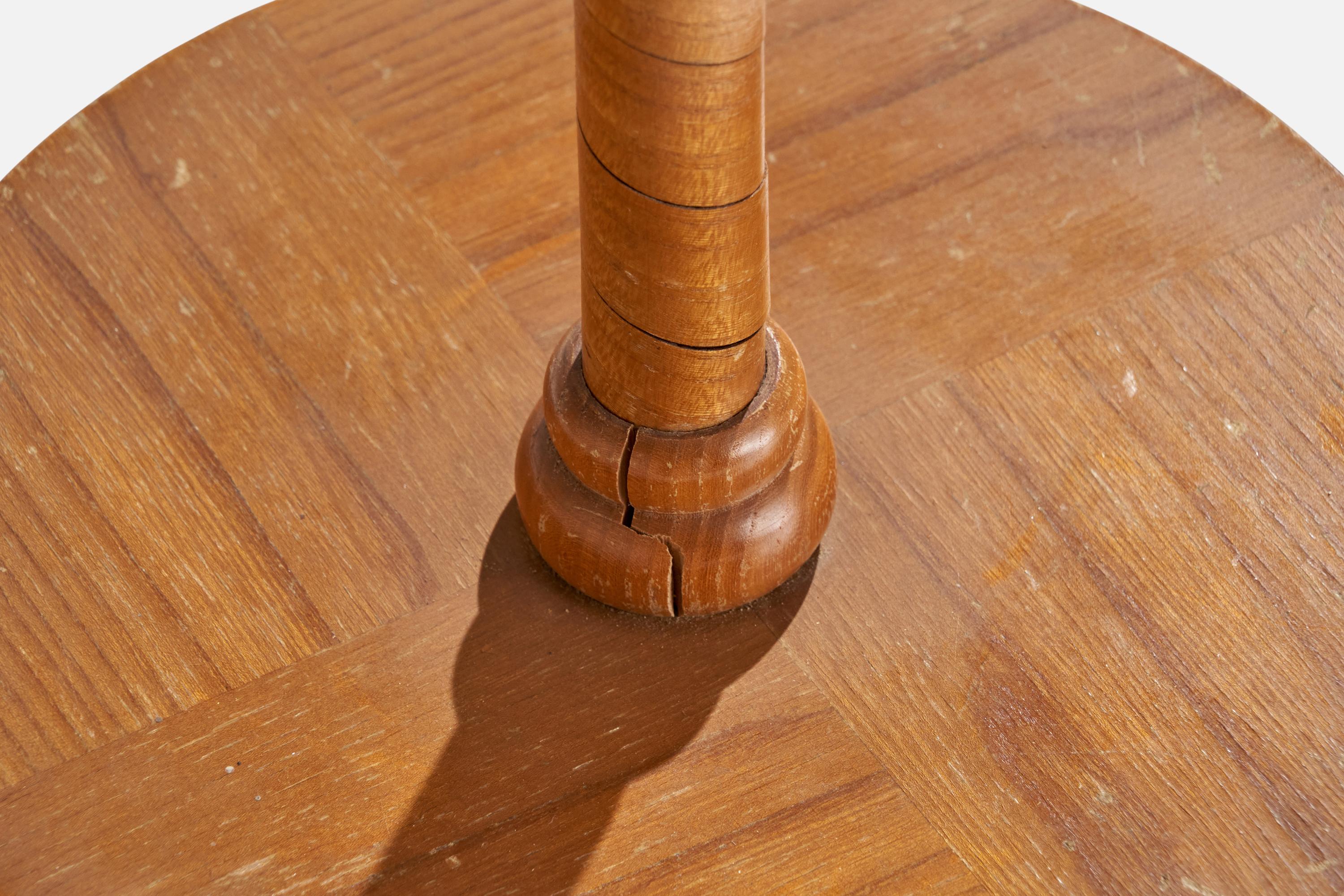 Laiton Designer suédois, lampadaire, orme, laiton, rotin, Suède, années 1940 en vente