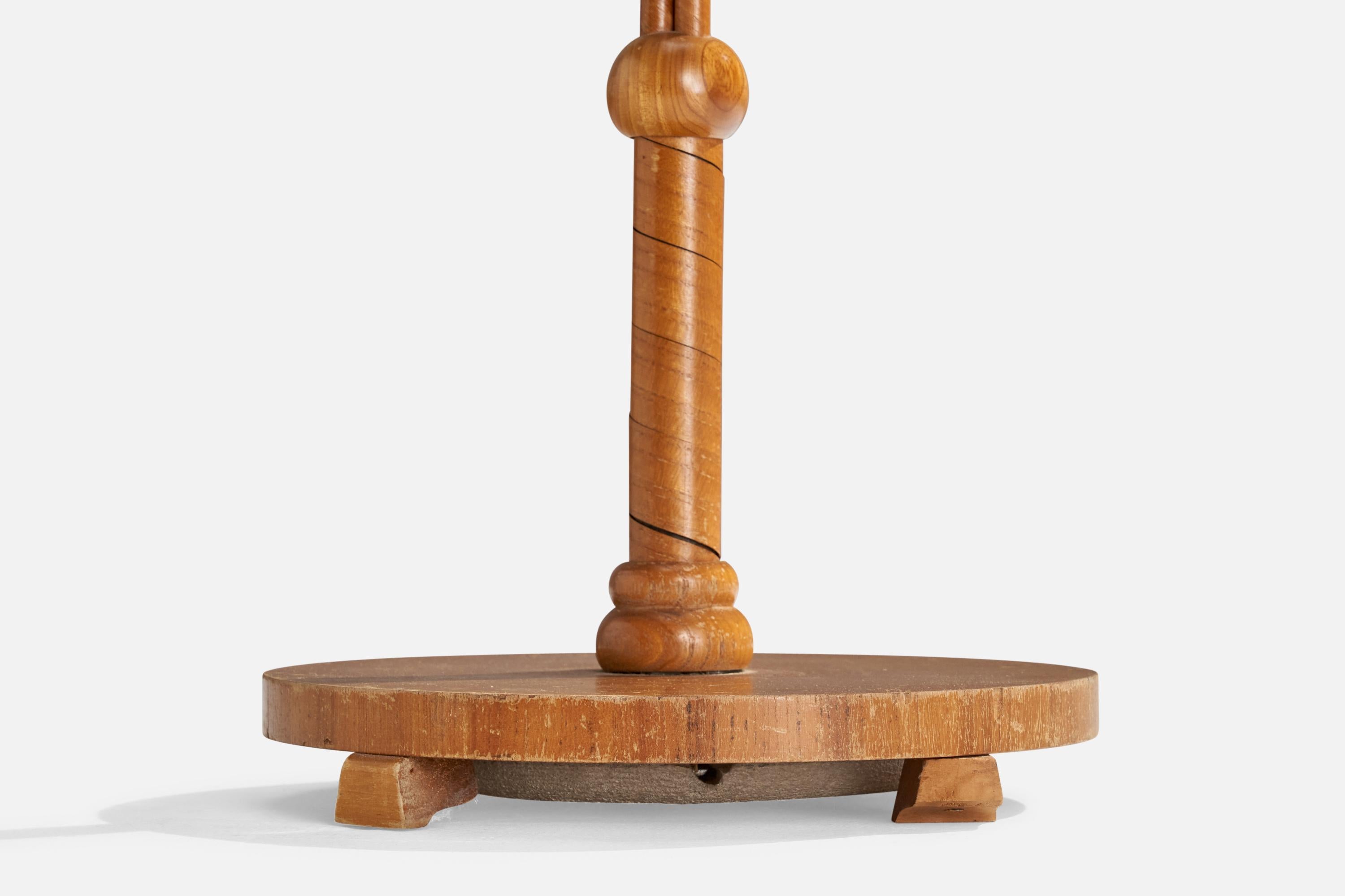 Designer suédois, lampadaire, orme, laiton, rotin, Suède, années 1940 en vente 1