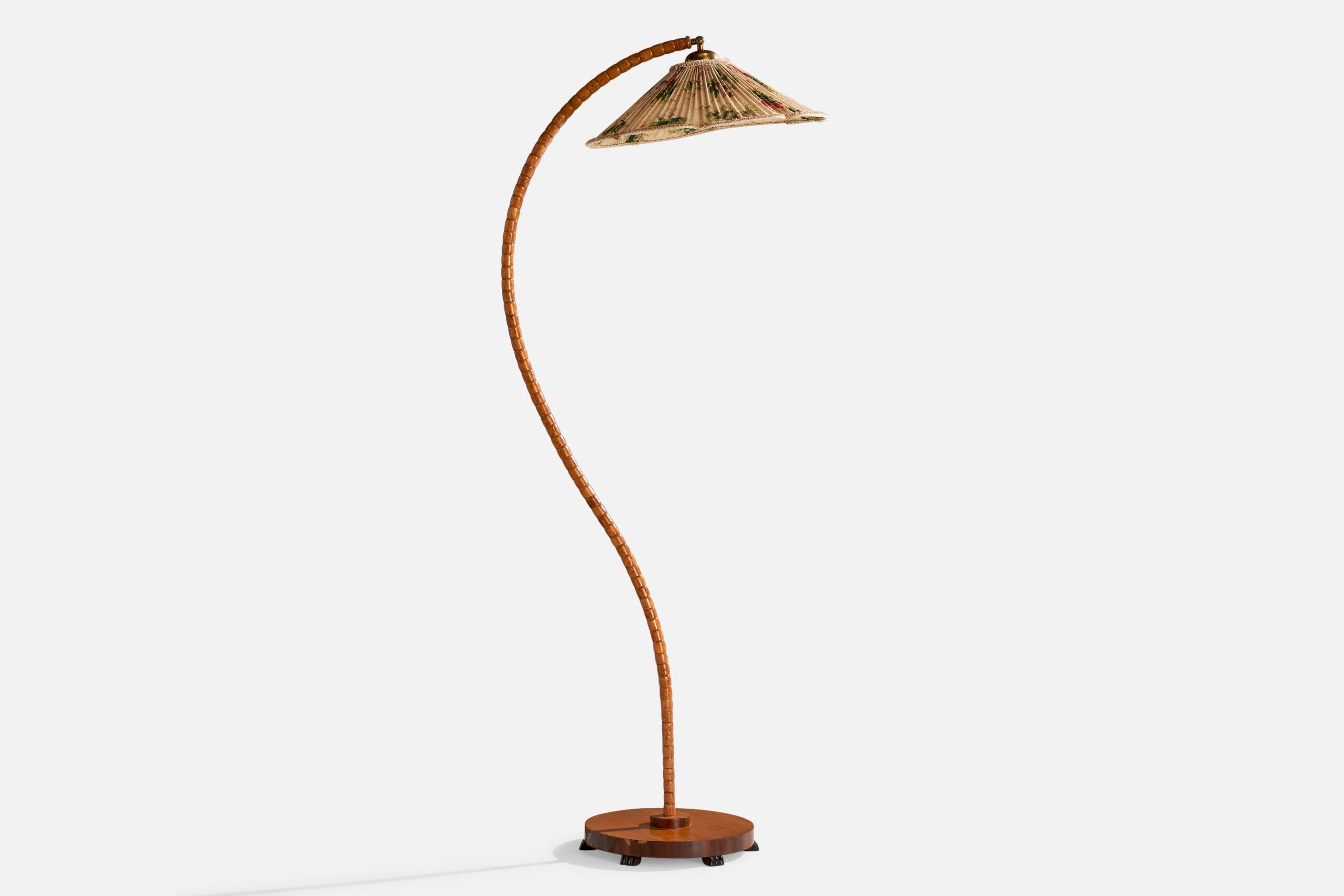 Lampadaire en orme, tissu imprimé floral et laiton, conçu et produit en Suède, C.C.

Dimensions globales (pouces) : 68