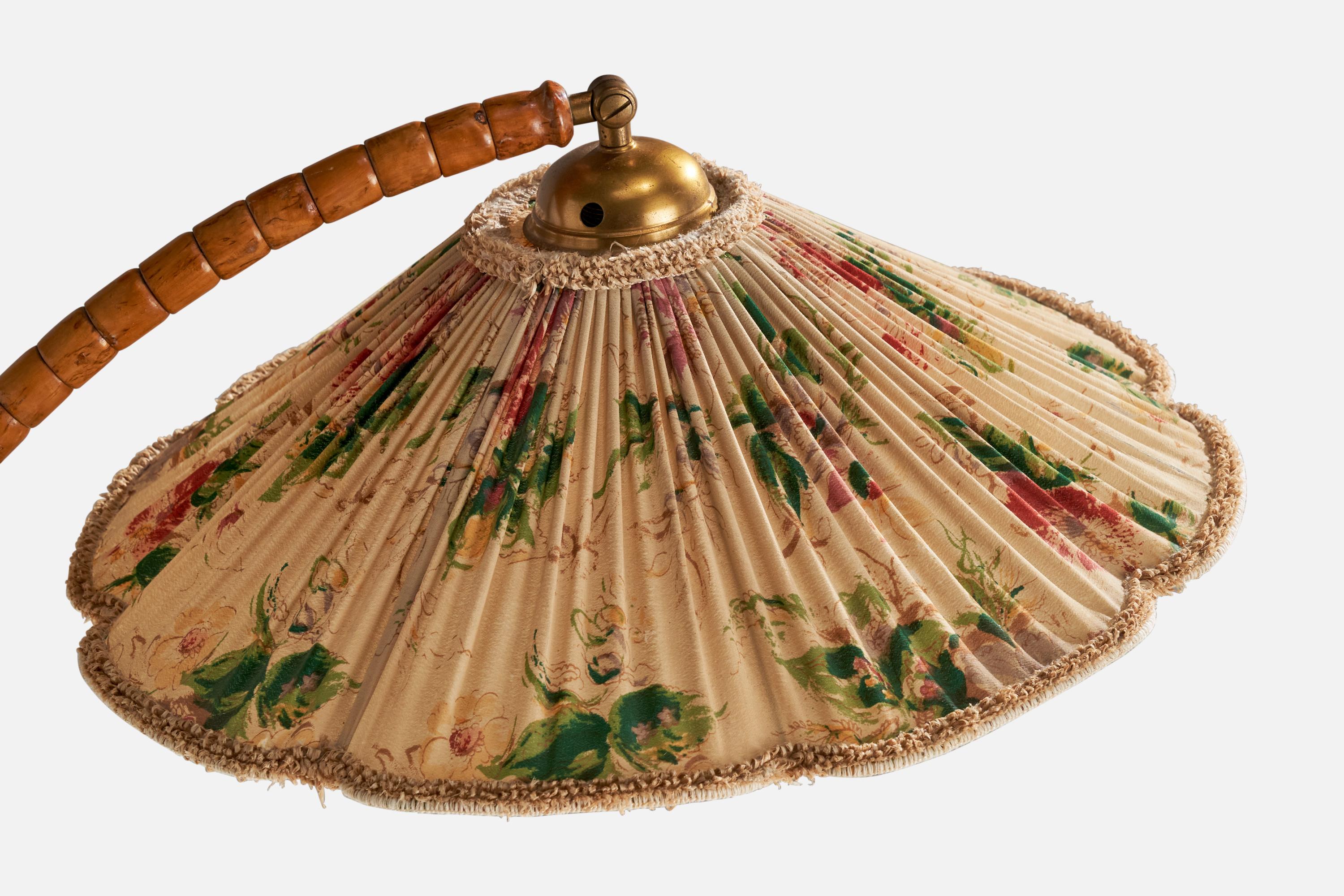 Scandinave moderne Designer suédois, lampadaire, orme, tissu, laiton, Suède, années 1930 en vente
