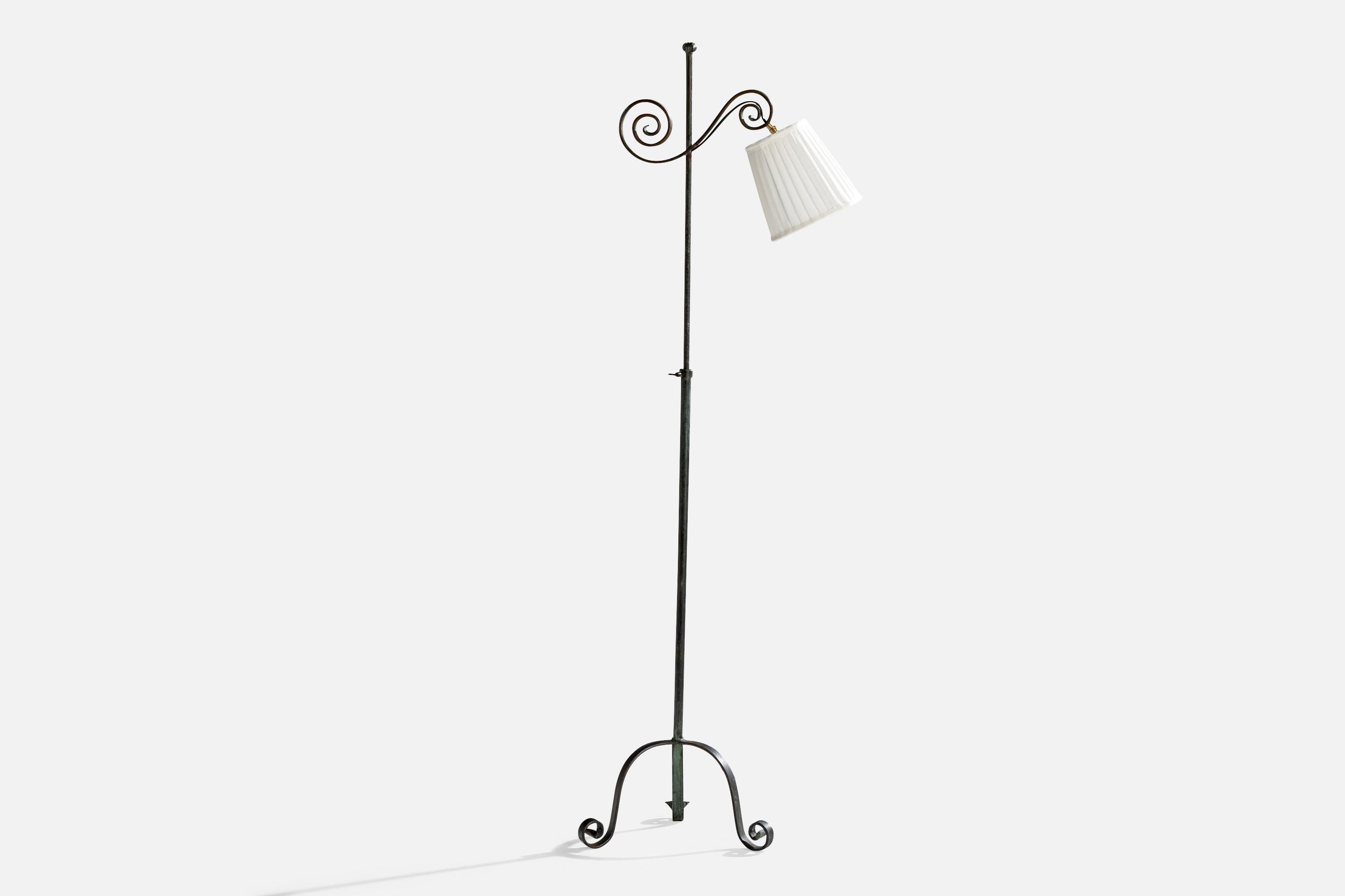 Lampadaire en fer, laiton et tissu blanc conçu et produit en Suède, C.C. 1940.

Dimensions de la lampe (pouces) : 65.75