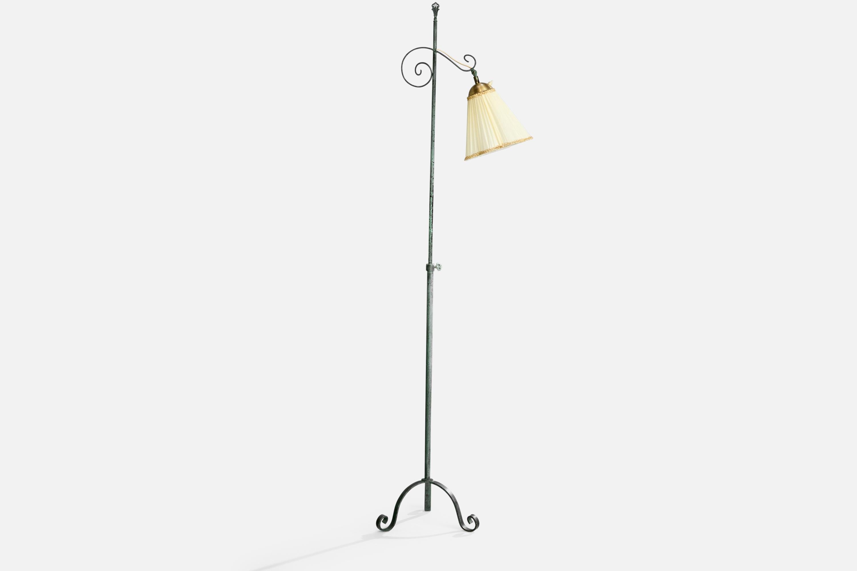 Lampadaire réglable en laiton, fer et tissu, conçu et produit en Suède, vers les années 1940.

Dimensions de la lampe avec abat-jour (pouces) : 70