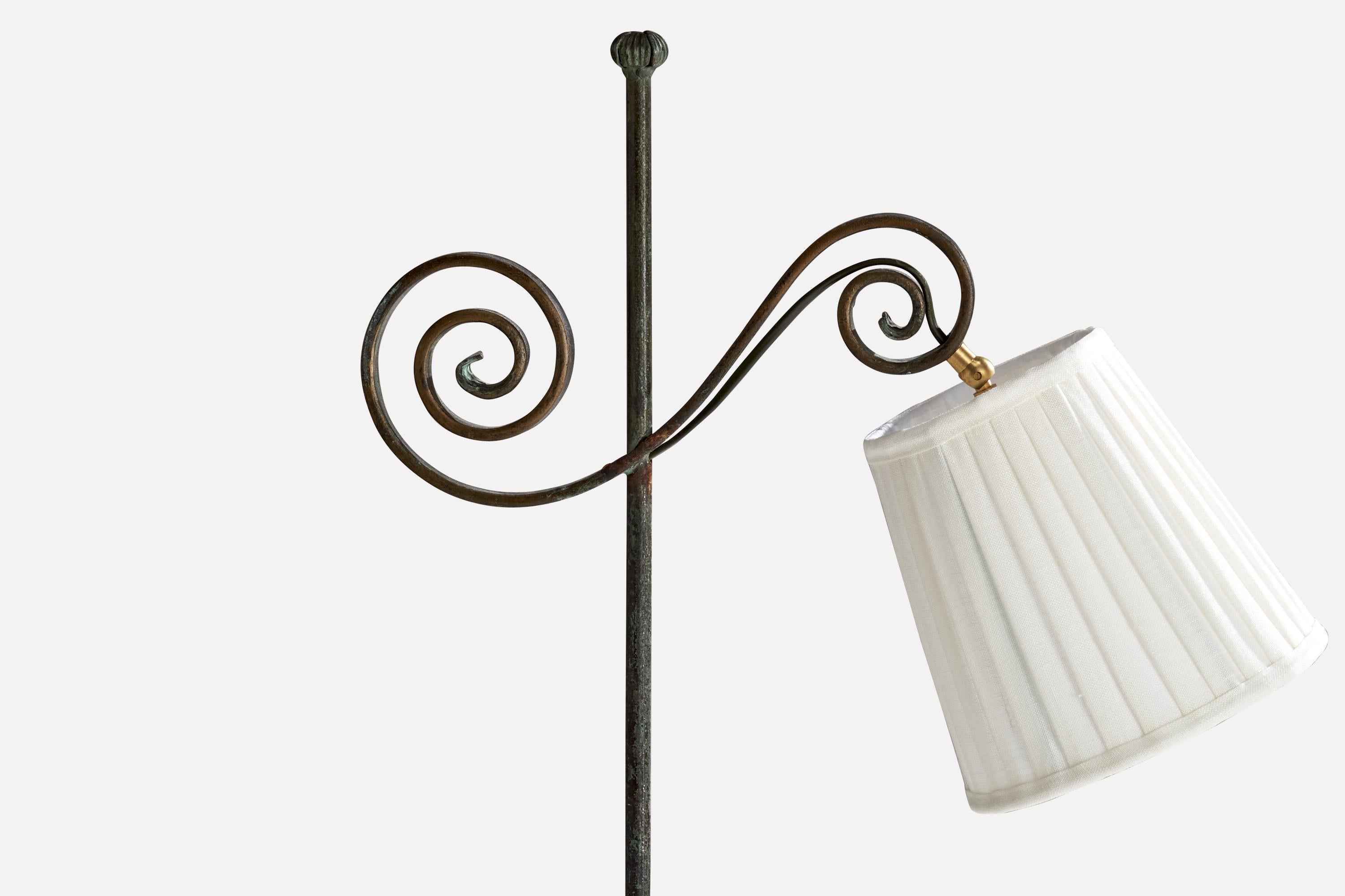 Scandinave moderne Designer suédois, lampadaire, fer, laiton, tissu, Suède, années 1940 en vente