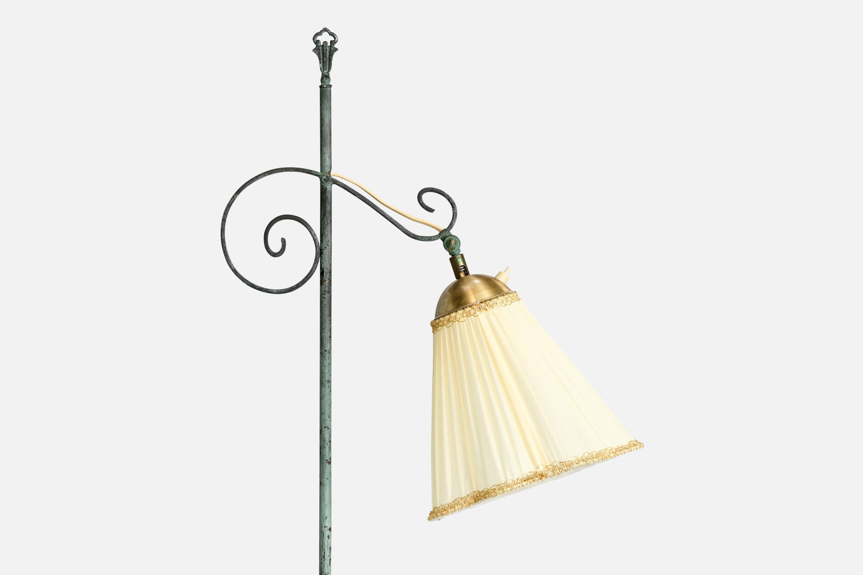Scandinave moderne Designer suédois, lampadaire, fer, laiton, tissu, Suède, années 1940 en vente