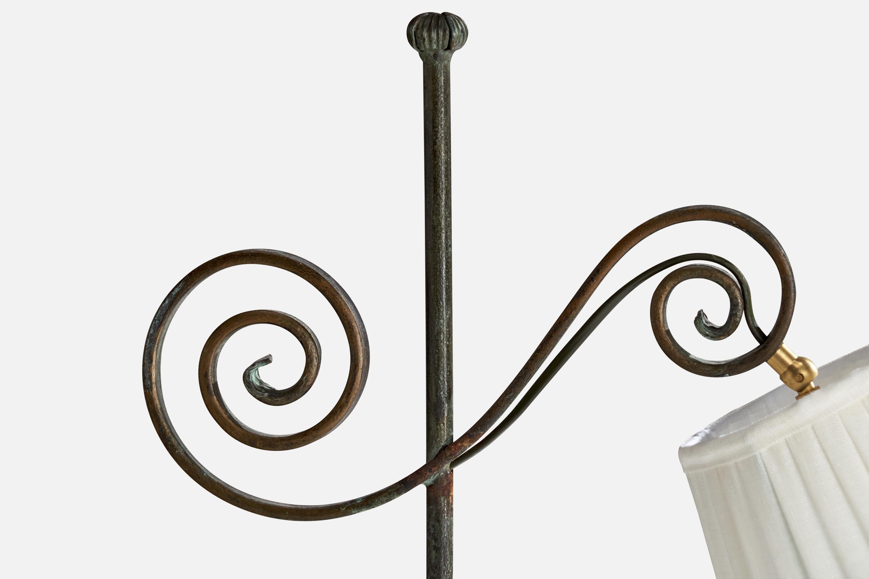 Suédois Designer suédois, lampadaire, fer, laiton, tissu, Suède, années 1940 en vente