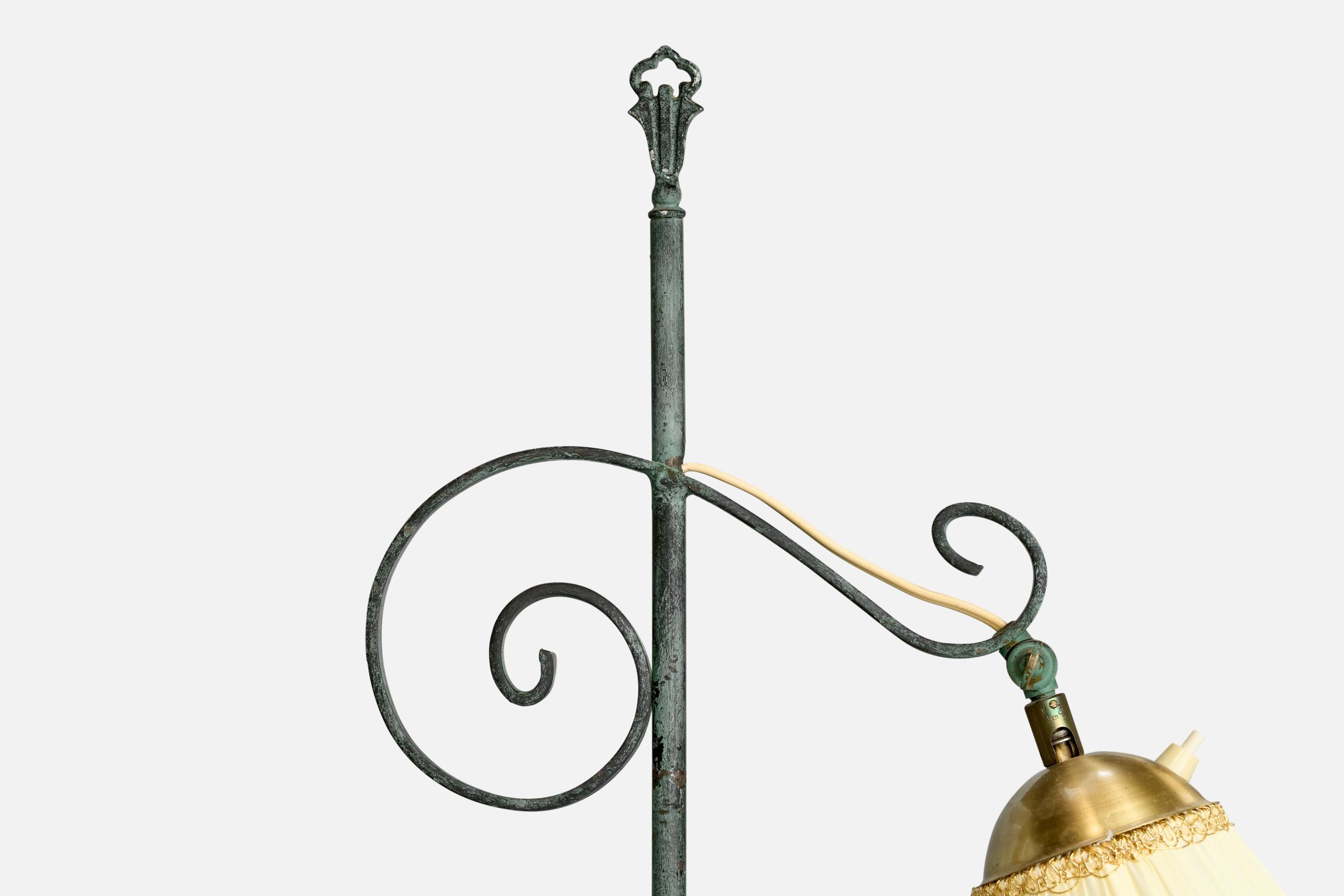 Suédois Designer suédois, lampadaire, fer, laiton, tissu, Suède, années 1940 en vente