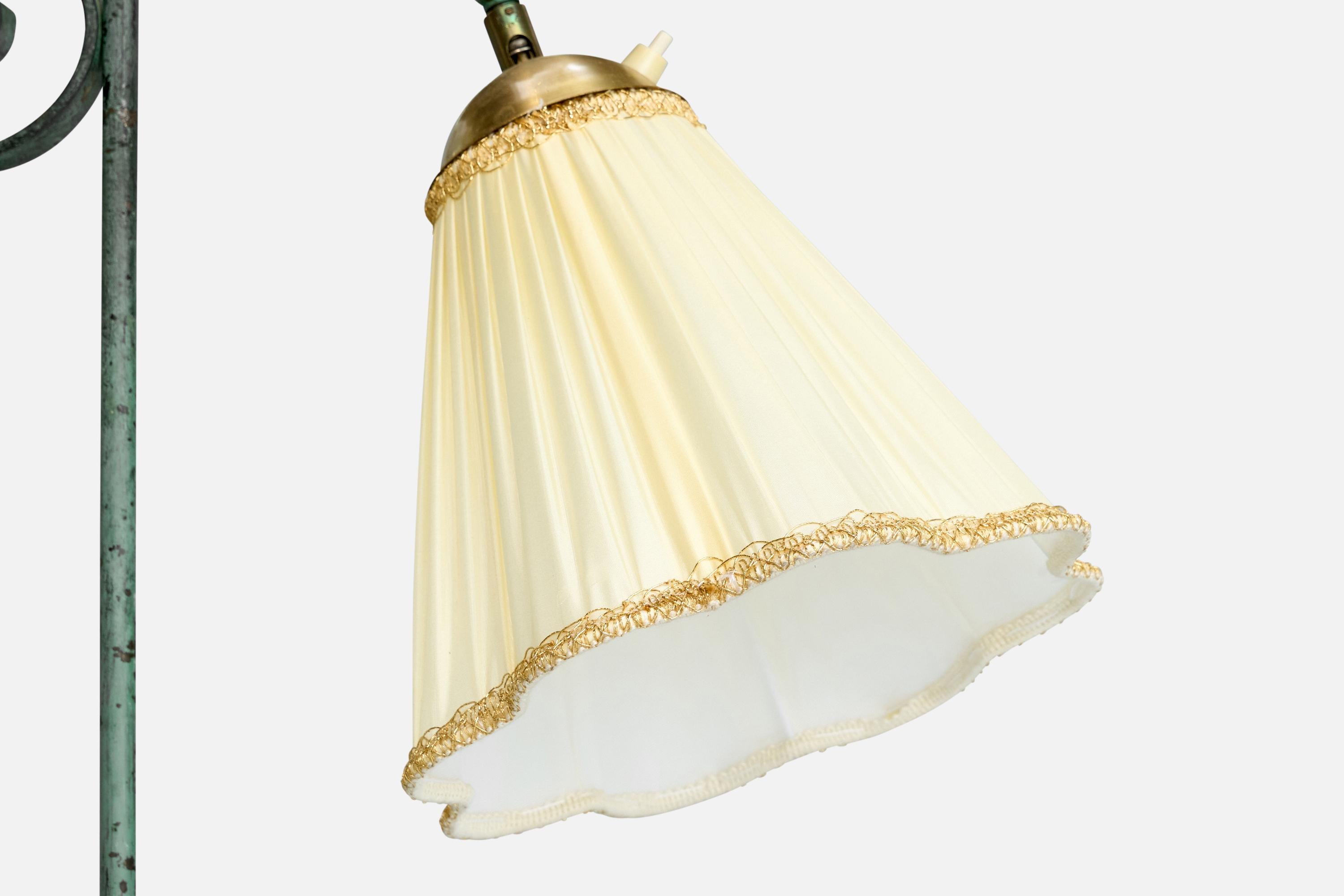 Designer suédois, lampadaire, fer, laiton, tissu, Suède, années 1940 Bon état - En vente à High Point, NC