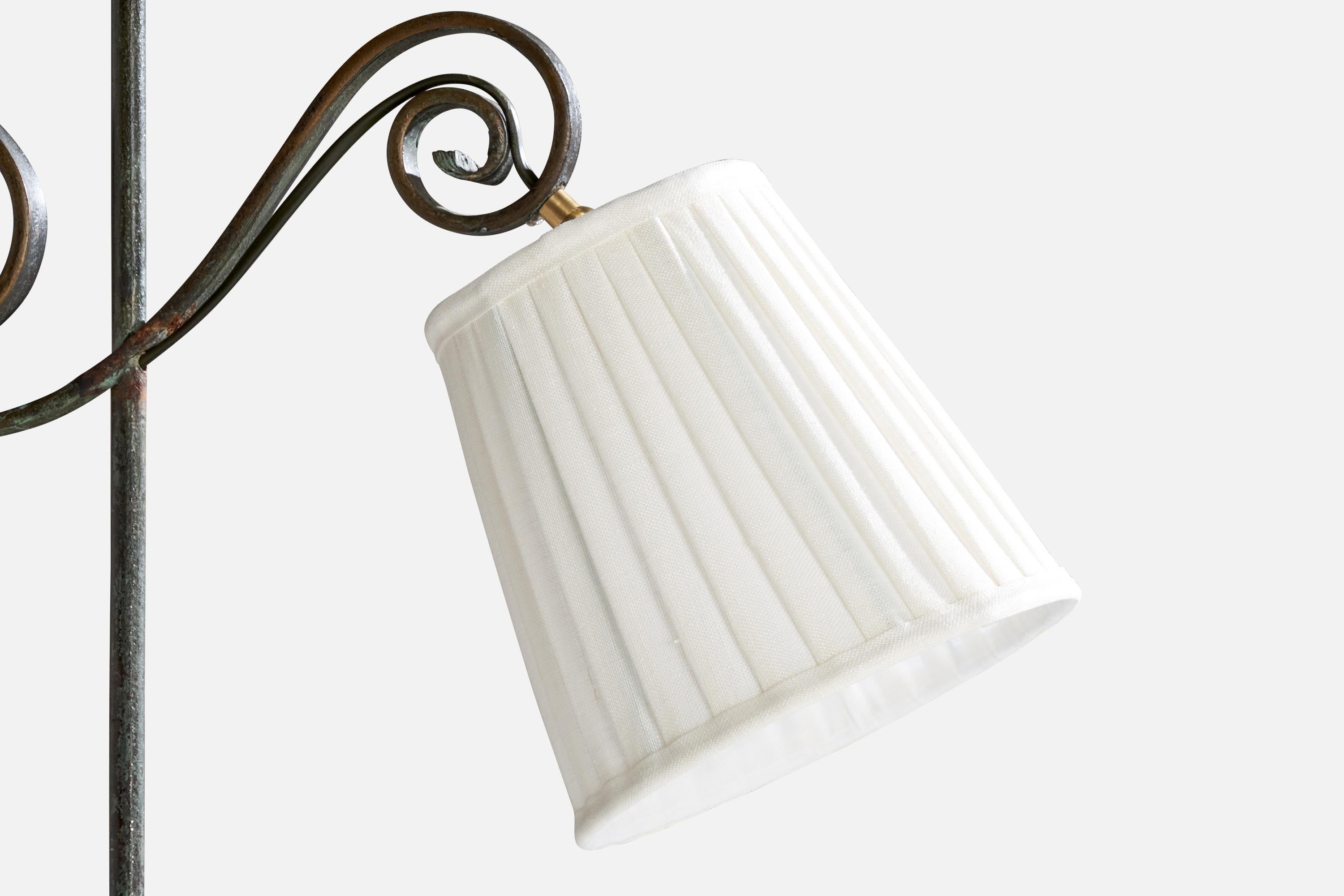Milieu du XXe siècle Designer suédois, lampadaire, fer, laiton, tissu, Suède, années 1940 en vente
