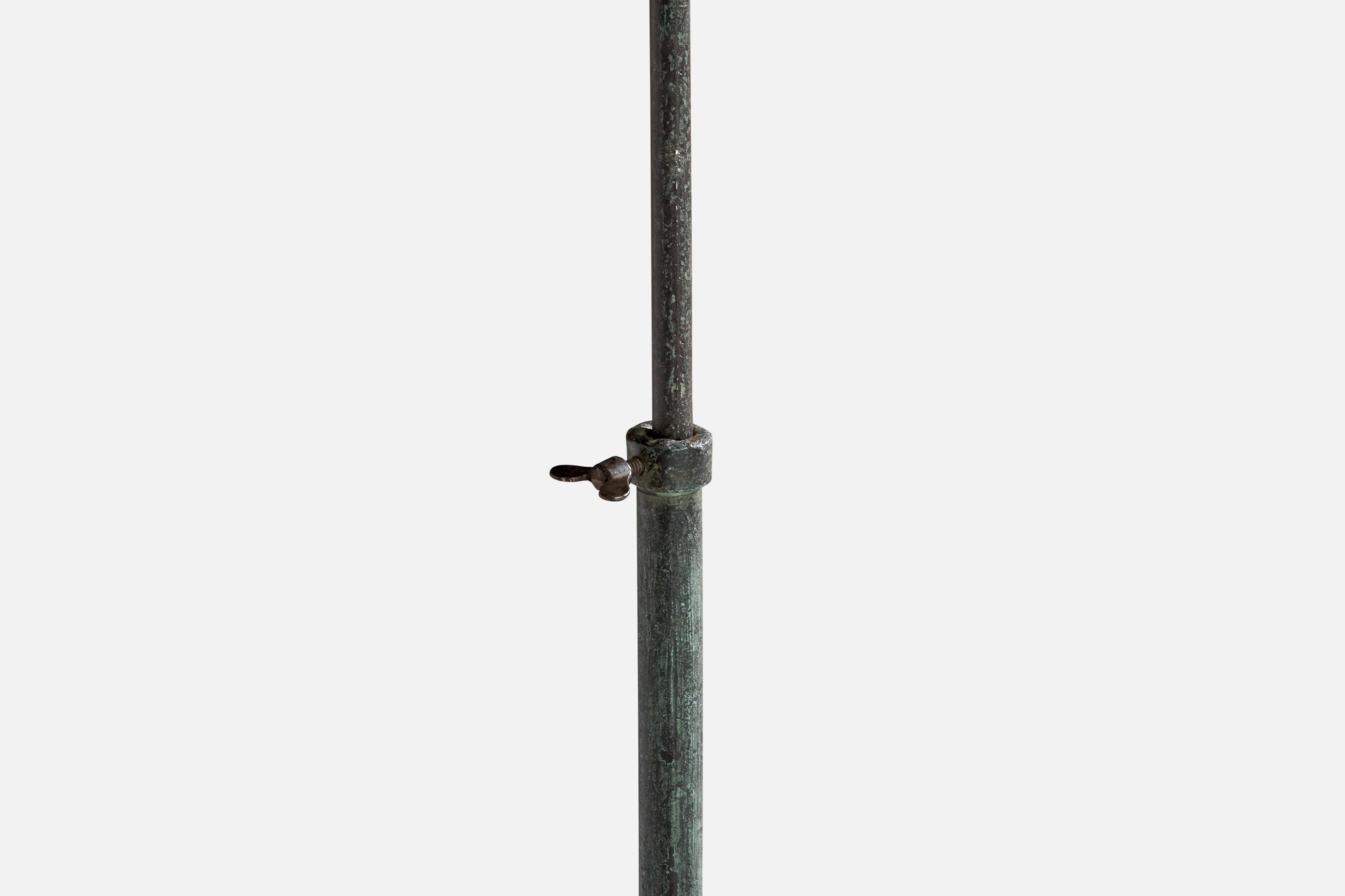 Laiton Designer suédois, lampadaire, fer, laiton, tissu, Suède, années 1940 en vente