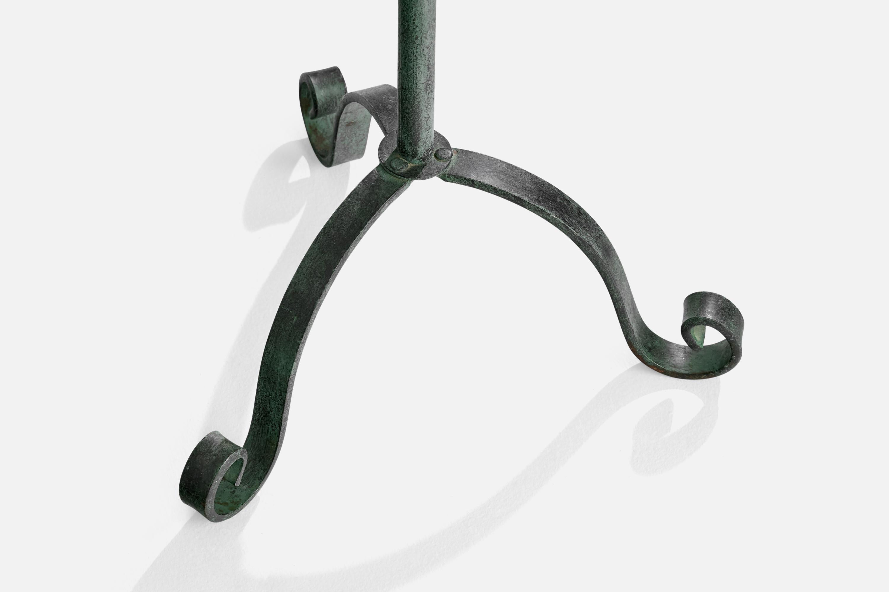 Laiton Designer suédois, lampadaire, fer, laiton, tissu, Suède, années 1940 en vente