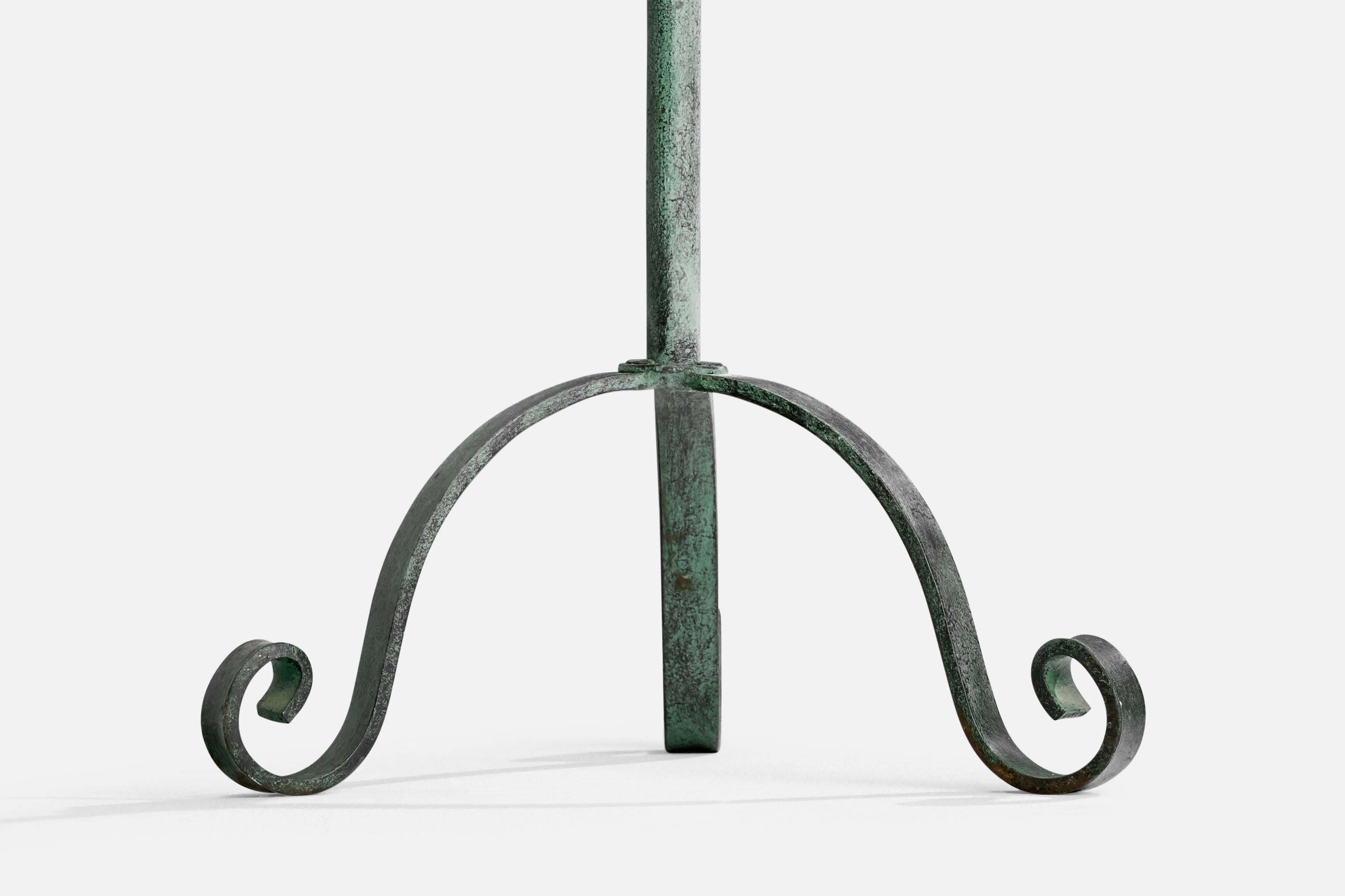 Designer suédois, lampadaire, fer, laiton, tissu, Suède, années 1940 en vente 1
