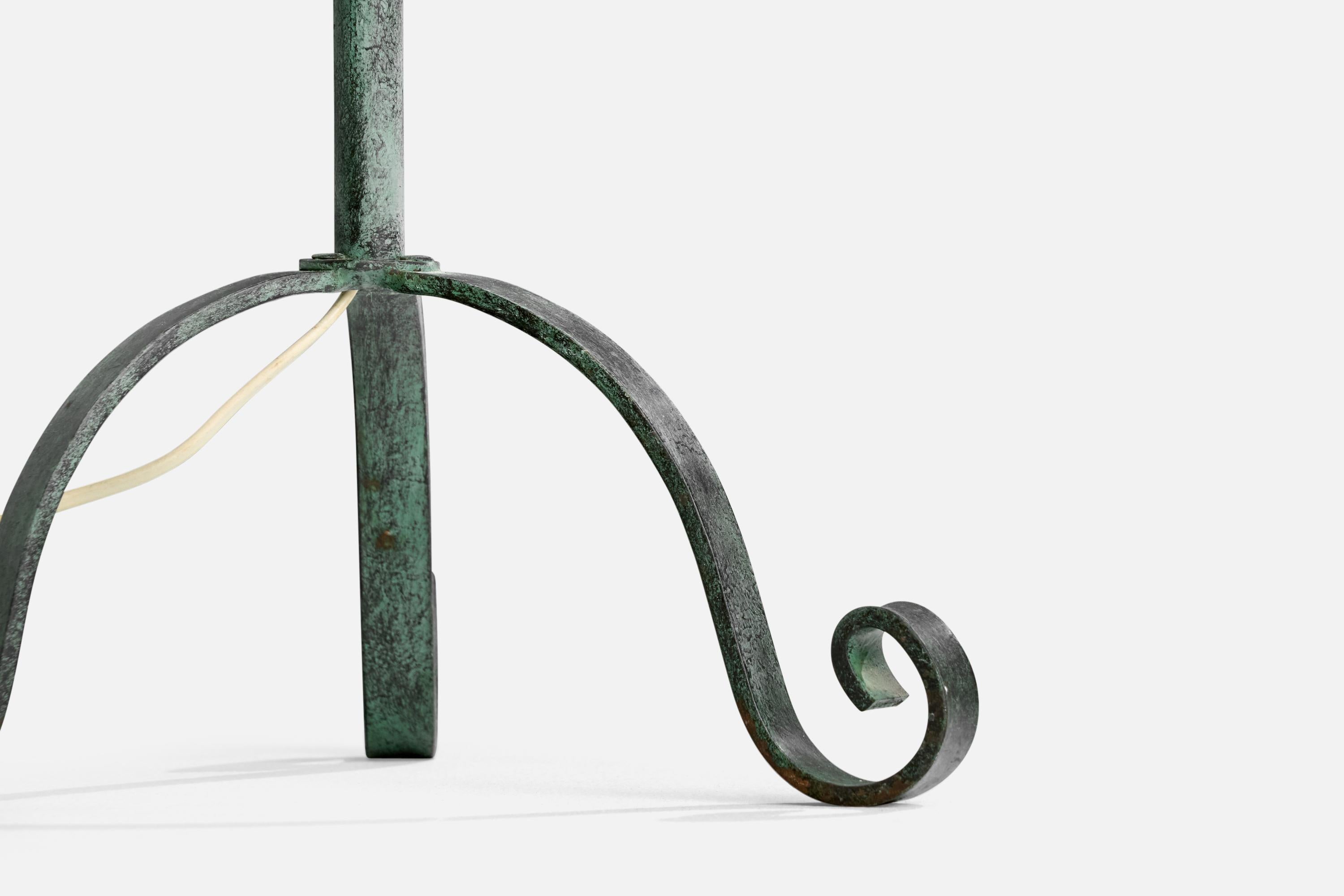 Designer suédois, lampadaire, fer, laiton, tissu, Suède, années 1940 en vente 2