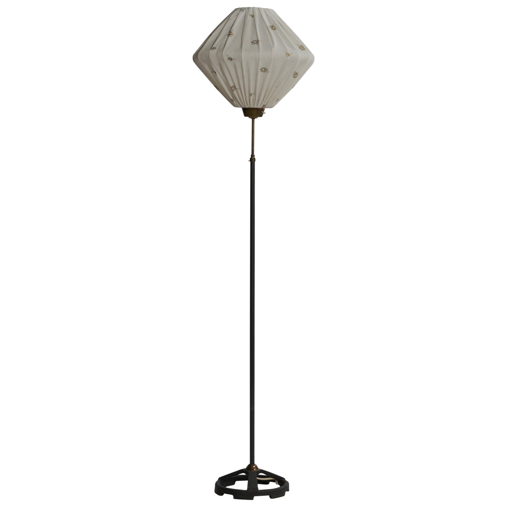 Lampada da terra di design svedese, ferro, ottone, tessuto, Svezia, anni '50