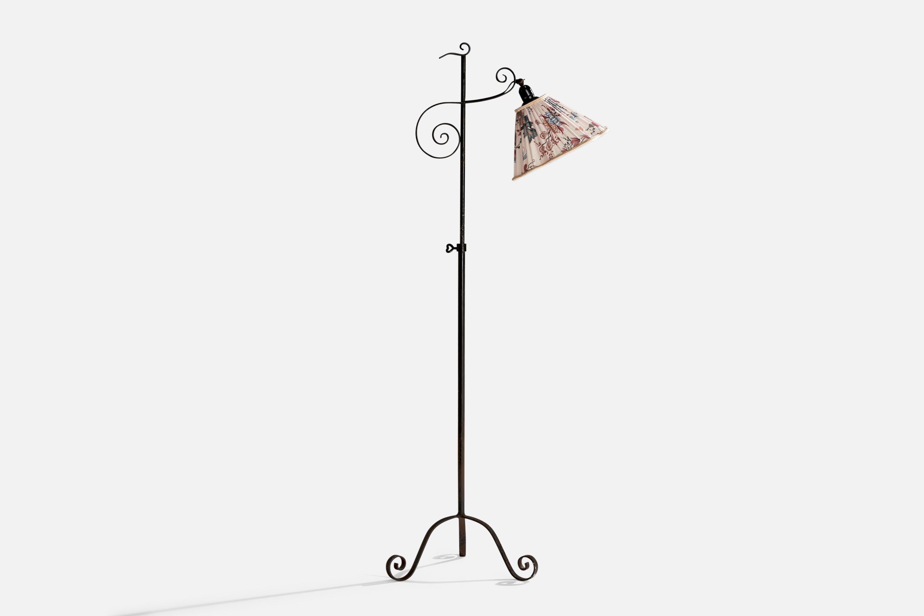 Lampadaire en fer peint en noir et en tissu imprimé de fleurs, conçu et produit en Suède, vers les années 1930.

Dimensions de la lampe avec abat-jour (pouces) : 58.25