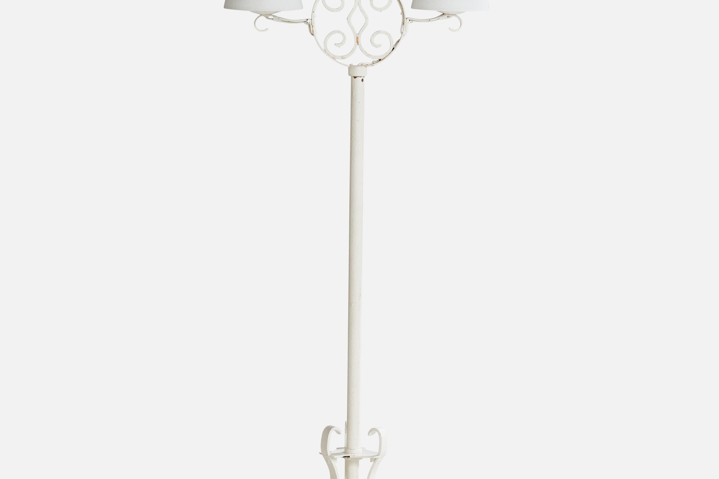Lampadaire en fer peint en blanc et en tissu blanc, conçu et produit en Suède, c.C. 1930.

Dimensions de la lampe avec abat-jour (pouces) : 59.5