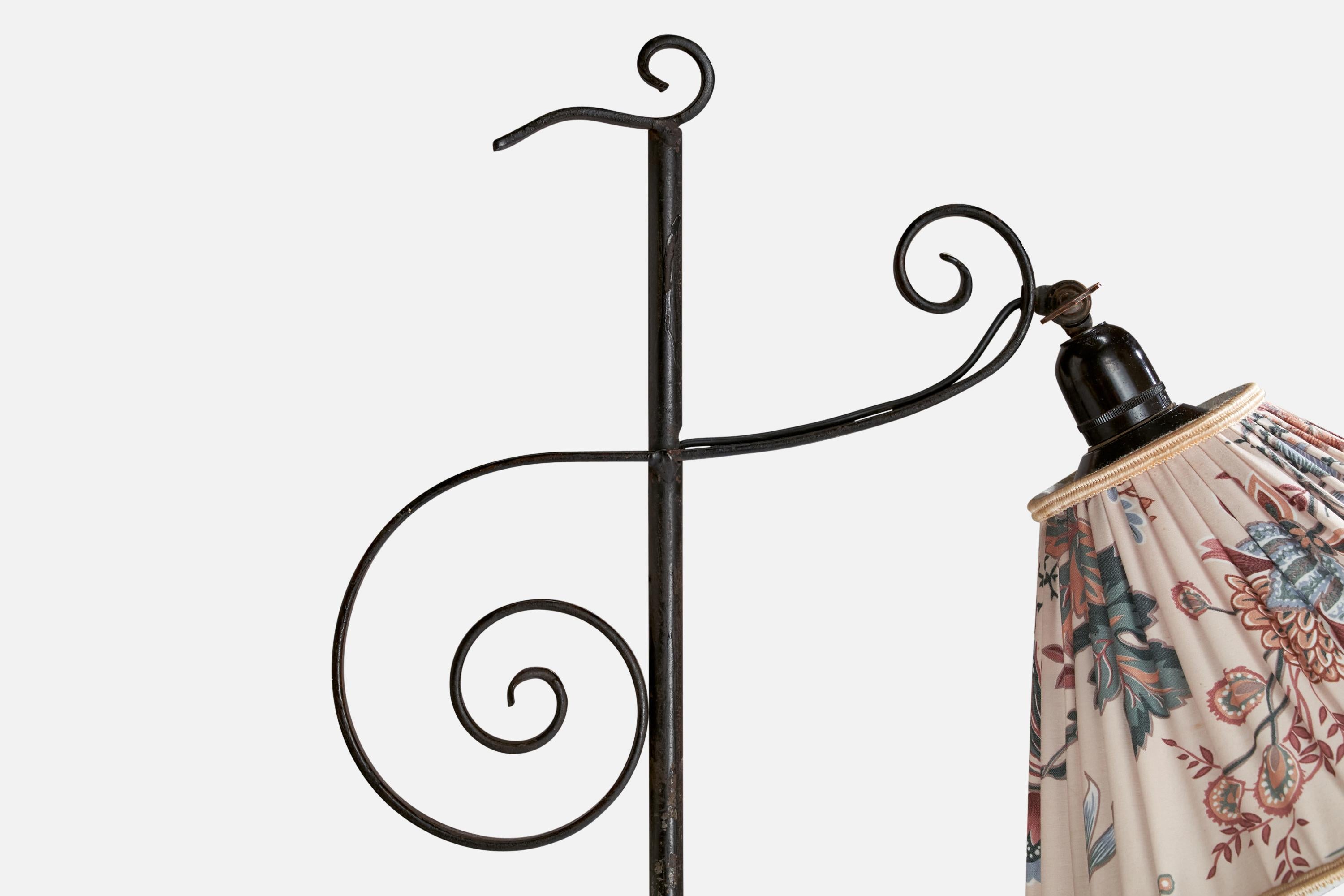 Milieu du XXe siècle Designer suédois, lampadaire, fer, tissu, Suède, années 1930 en vente