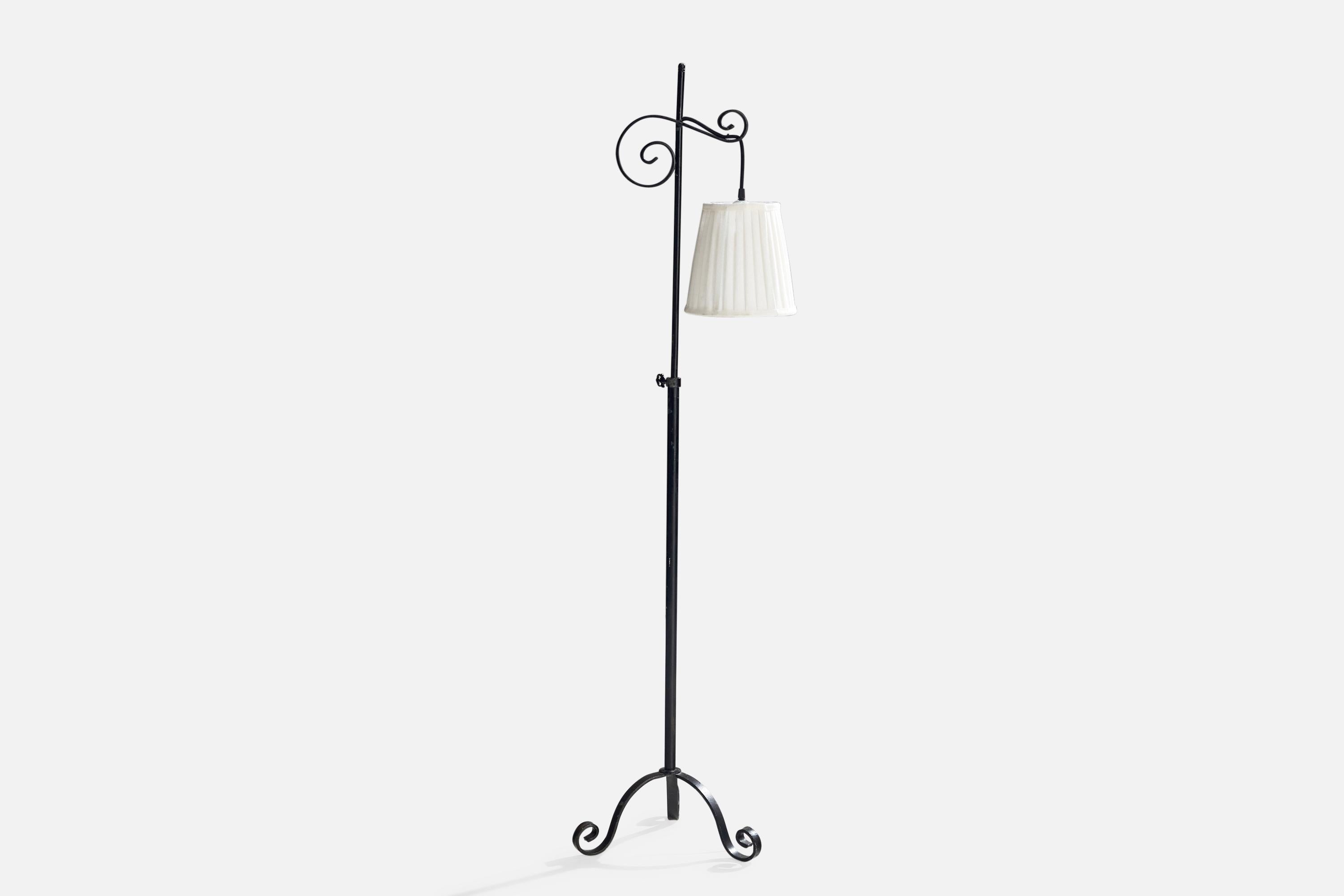 Lampada da terra in ferro verniciato nero e tessuto bianco progettata e prodotta in Svezia, anni '40 circa.

Dimensioni della lampada con paralume (pollici): 58,5