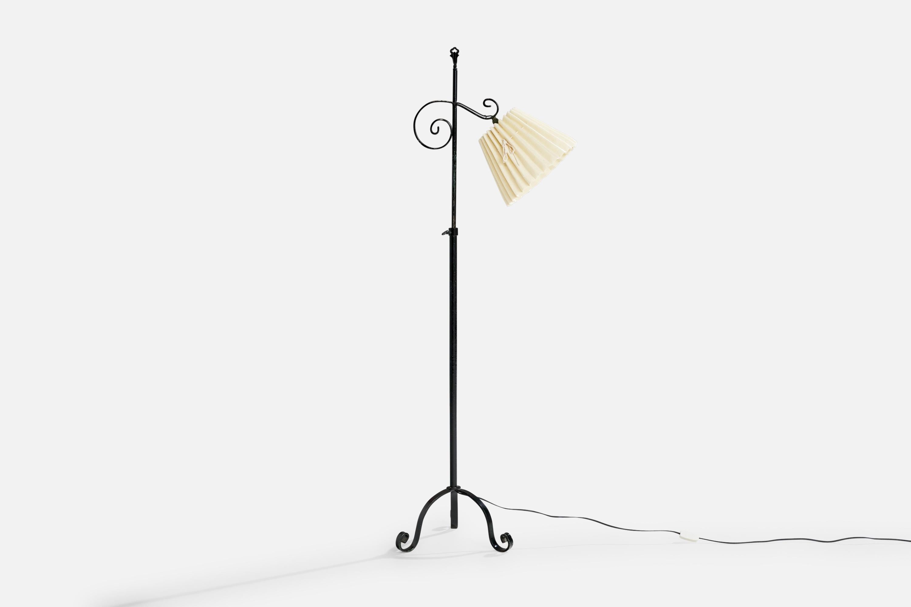 Lampadaire en fer peint en noir et en tissu blanc crème, conçu et produit en Suède, vers les années 1940.

Dimensions de la lampe avec abat-jour (pouces) : 56.125