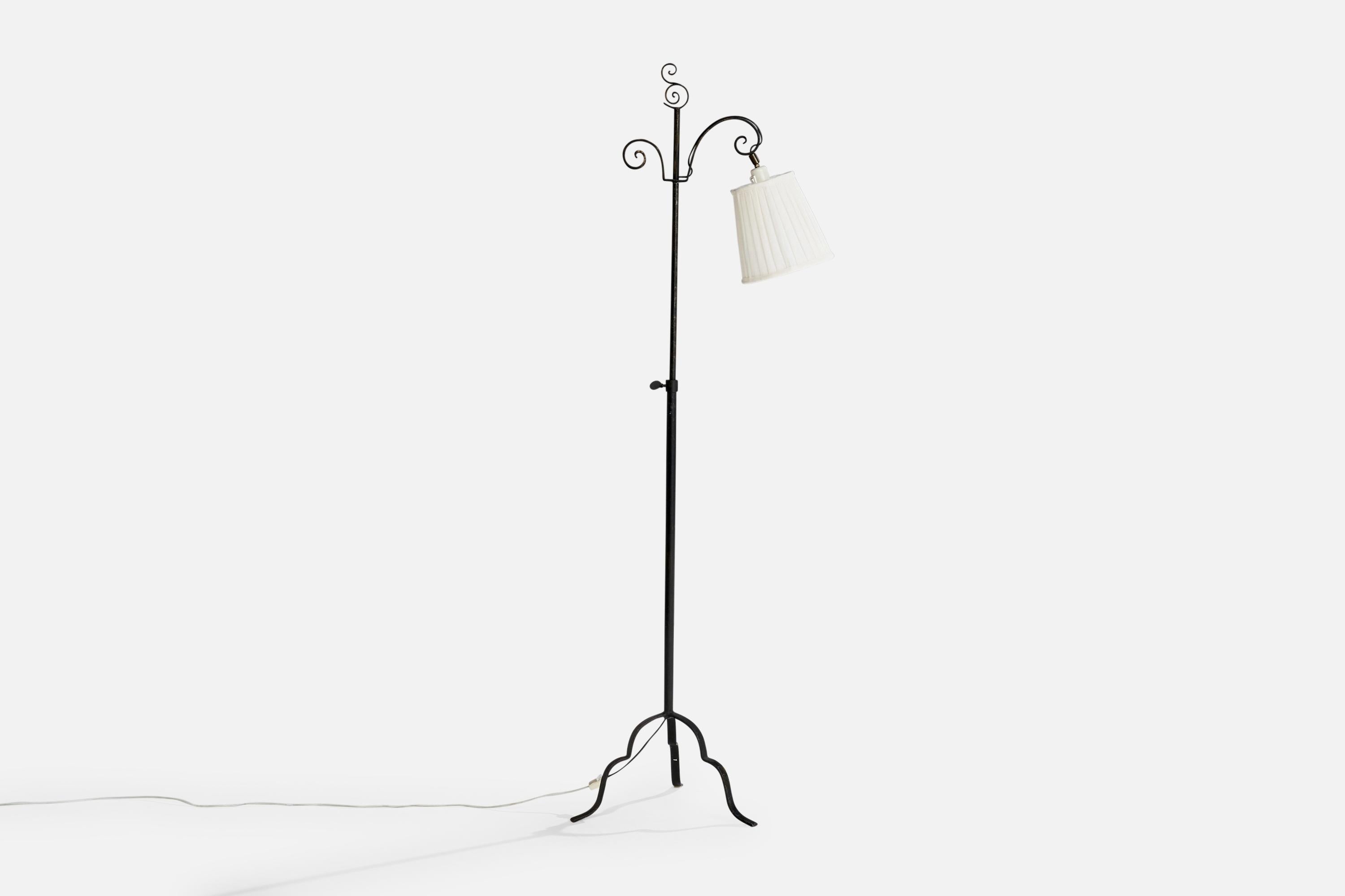 Lampadaire en fer peint en noir et en tissu blanc, conçu et produit en Suède, c.C. 1940.

Dimensions de la lampe avec abat-jour (pouces) : 63.75