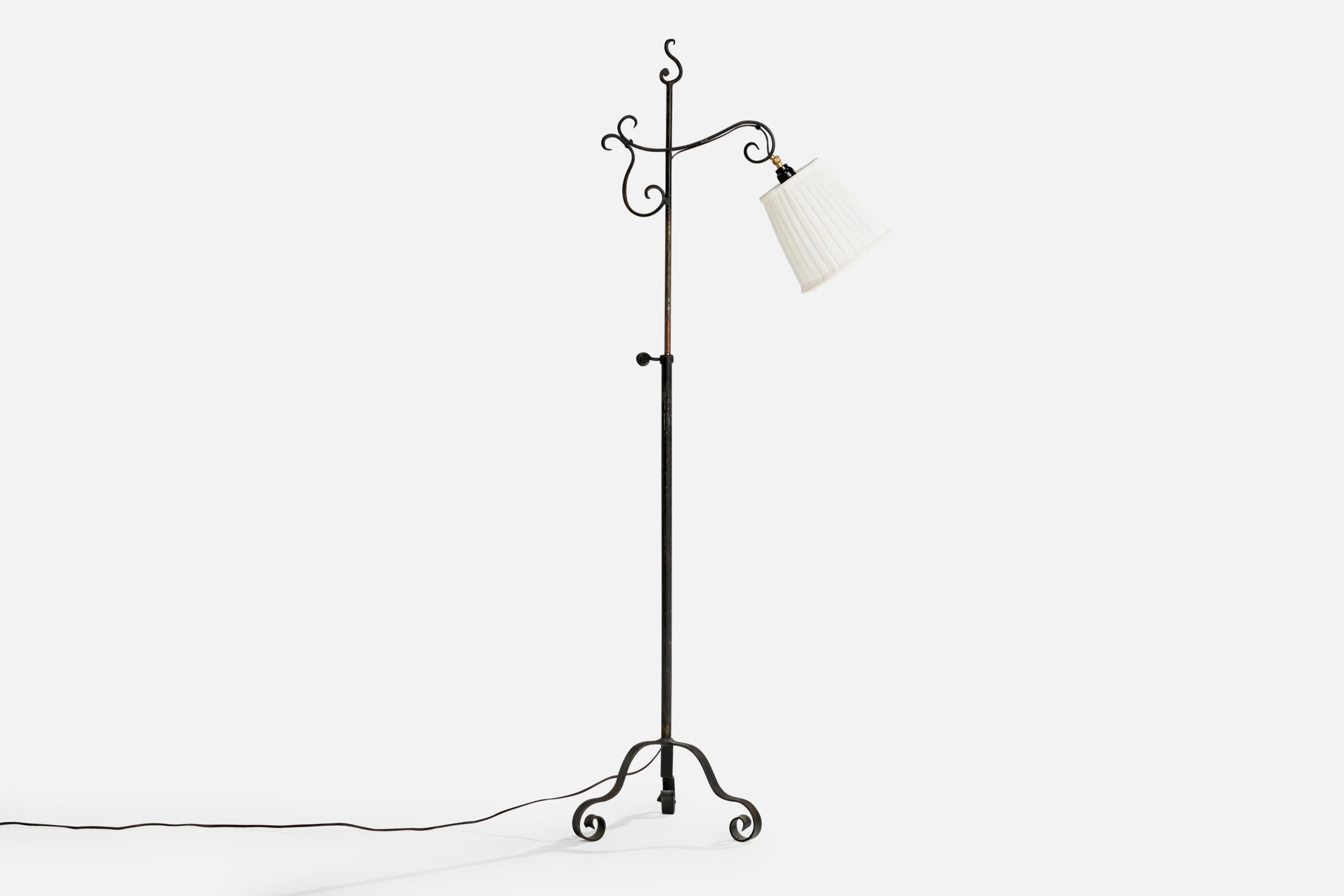 Lampadaire en fer peint en noir et en tissu blanc, conçu et produit en Suède, c.C. 1940.

Dimensions de la lampe avec abat-jour (pouces) : 60.75