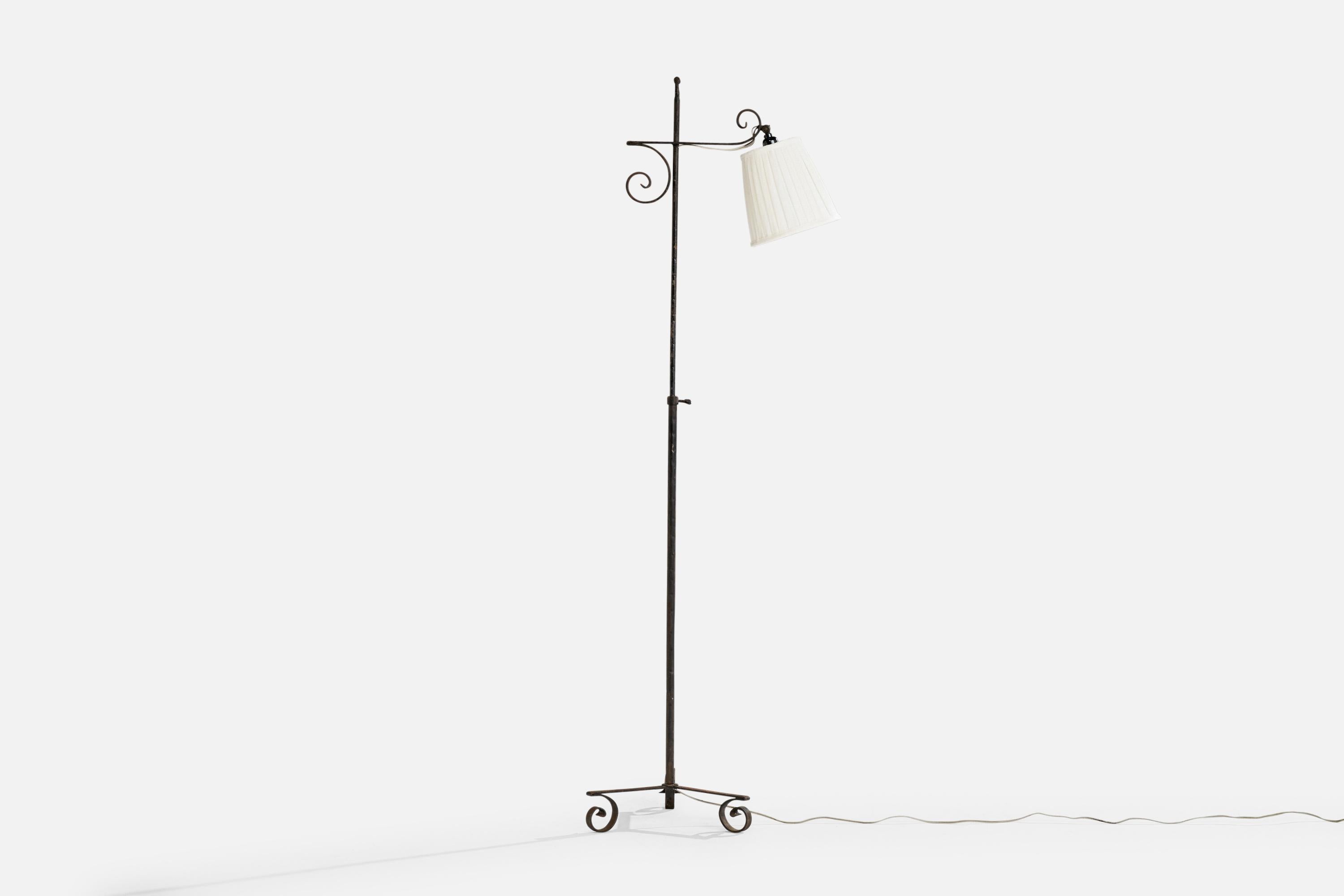 Stehlampe aus Eisen und weißem Stoff, entworfen und hergestellt in Schweden, ca. 1940er Jahre.

Abmessungen der Lampe mit Schirm (Zoll): 65,5
