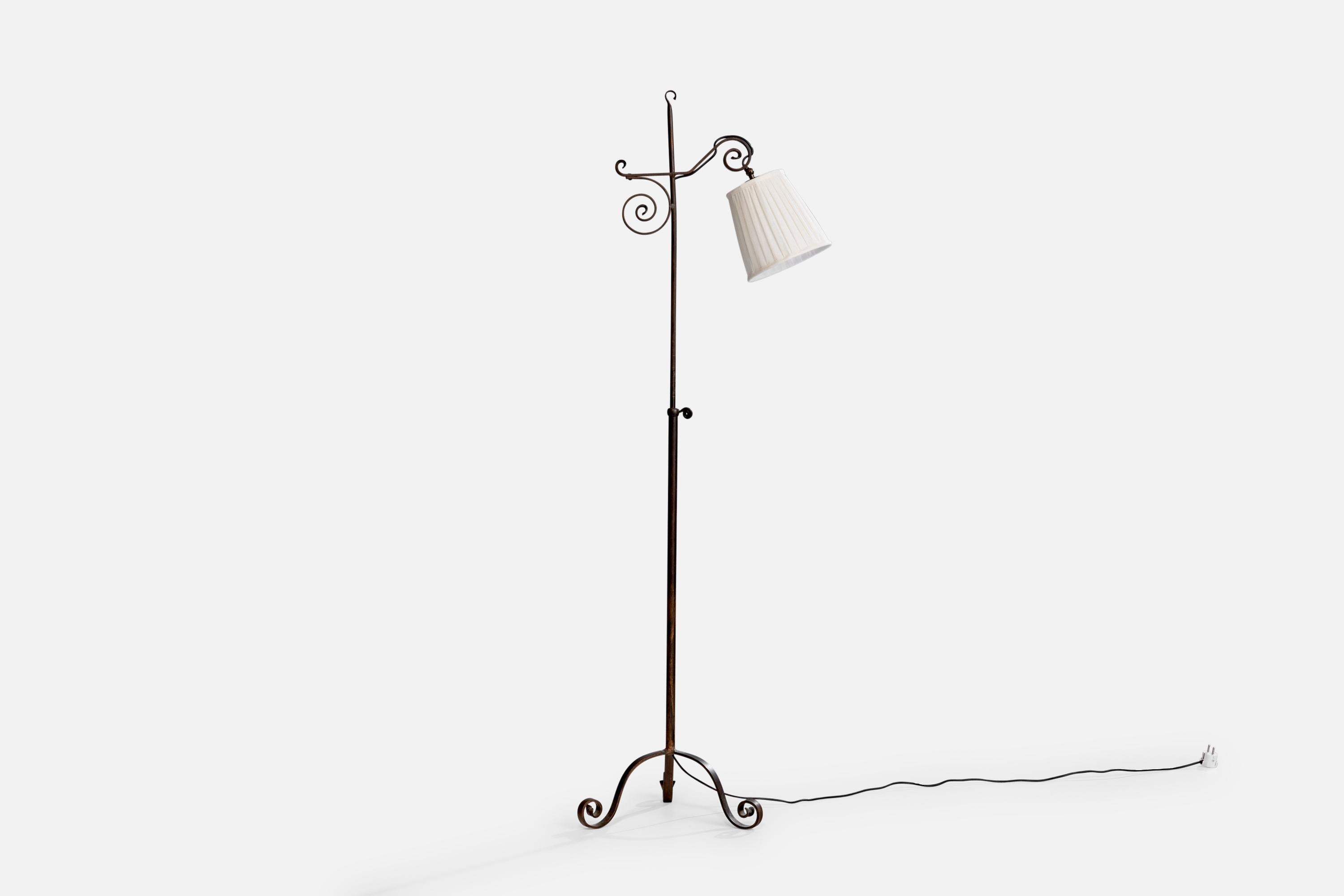 Lampadaire réglable en fer peint en bronze et en tissu, conçu et produit en Suède, c.C. 1940.

Dimensions de la lampe avec abat-jour (pouces) : 64.5