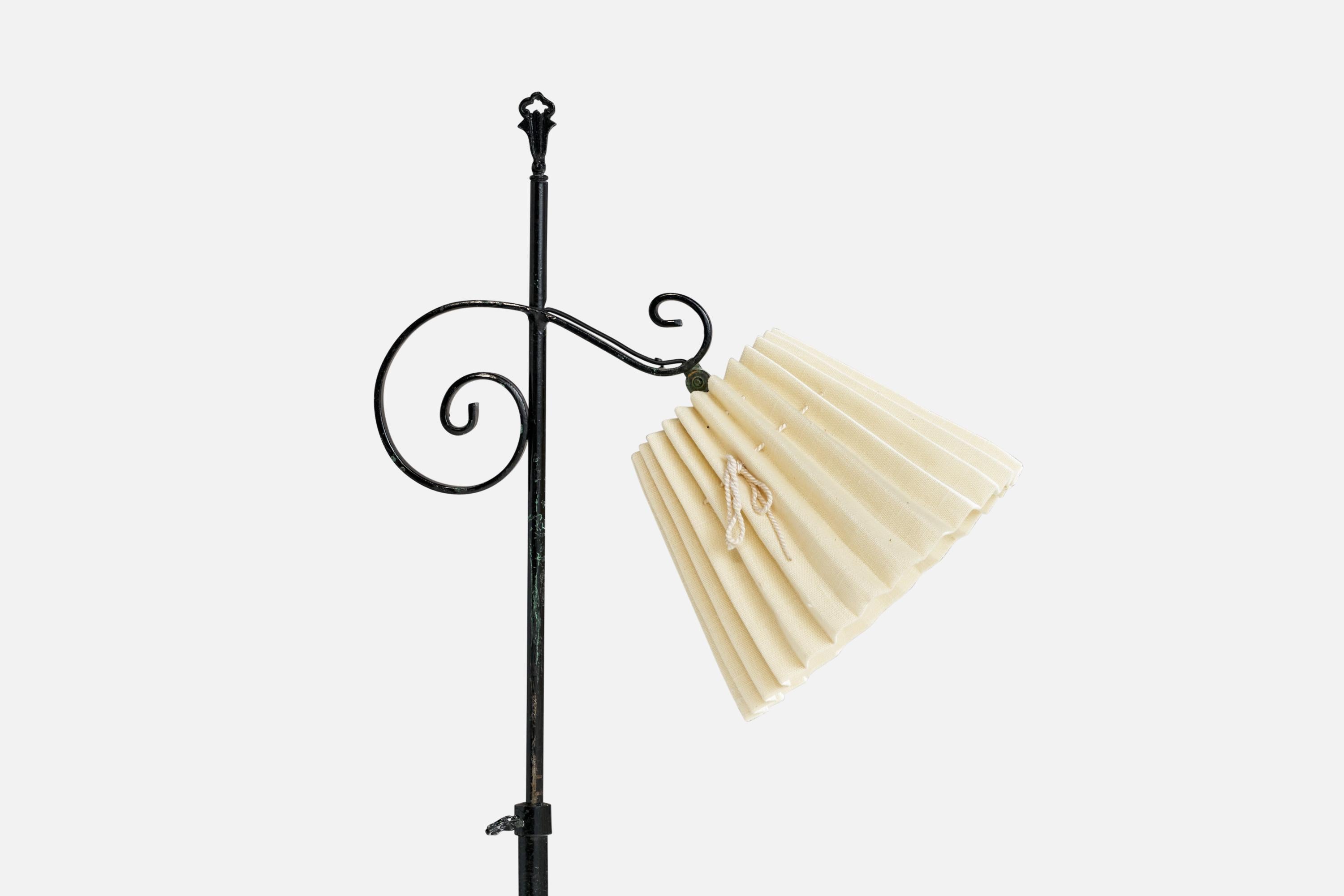 Scandinave moderne Designer suédois, lampadaire, fer, tissu, Suède, années 1940 en vente