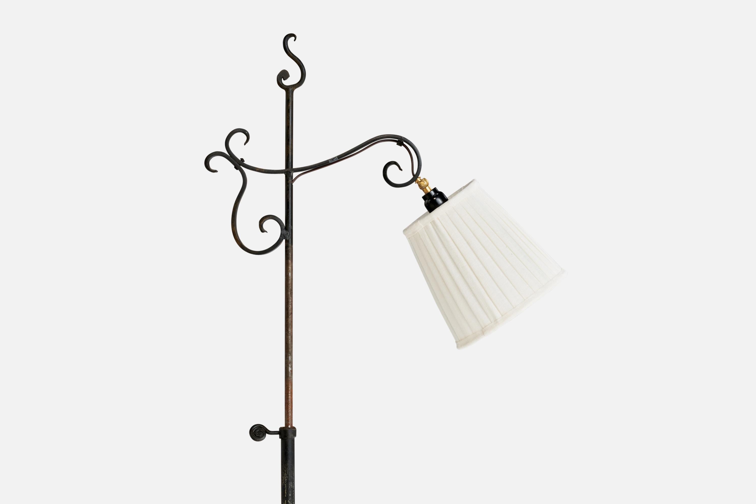Scandinave moderne Designer suédois, lampadaire, fer, tissu, Suède, années 1940 en vente