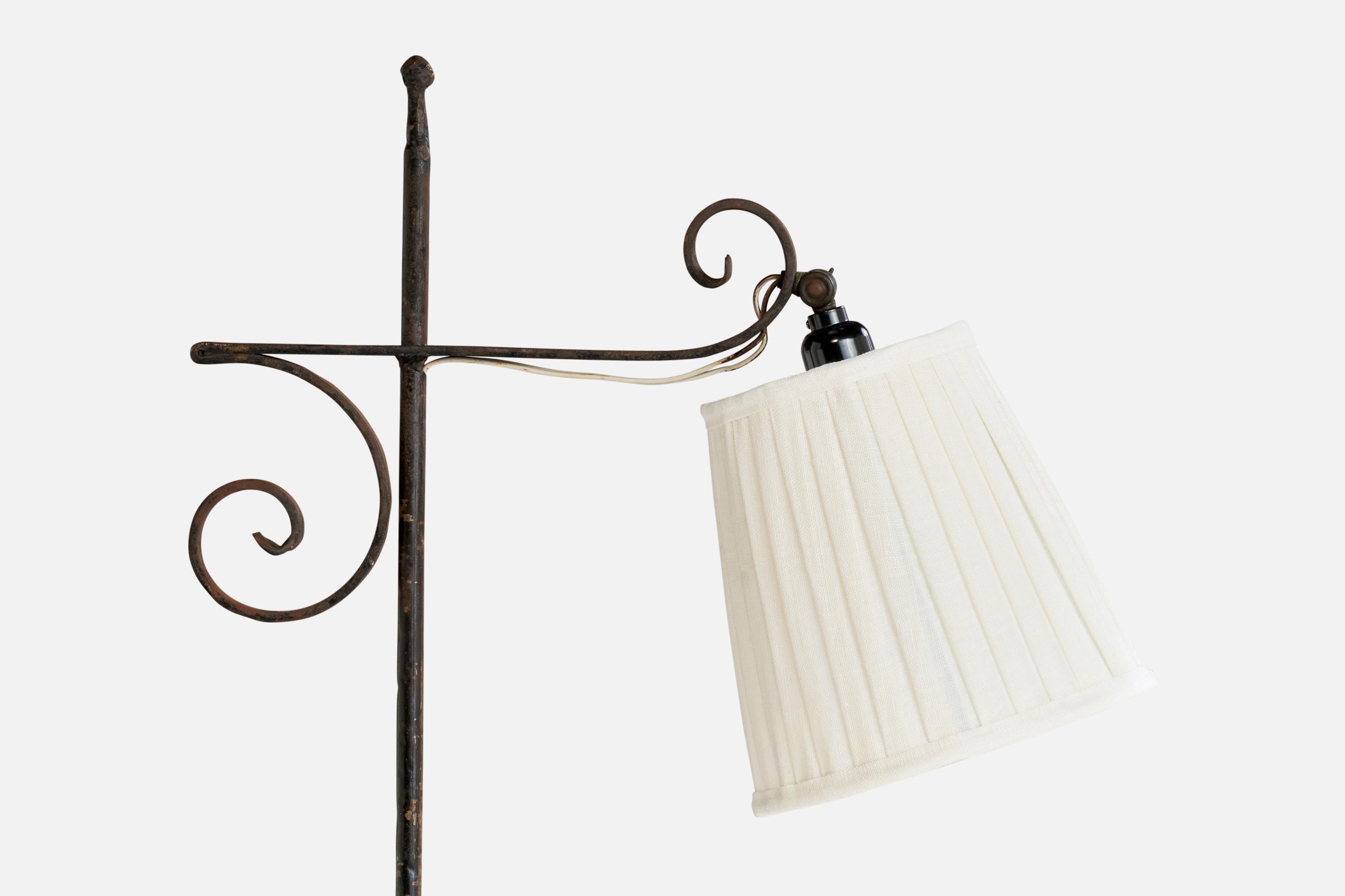 Schwedische Designerin, Stehlampe, Eisen, Stoff, Schweden, 1940er Jahre (Skandinavische Moderne) im Angebot