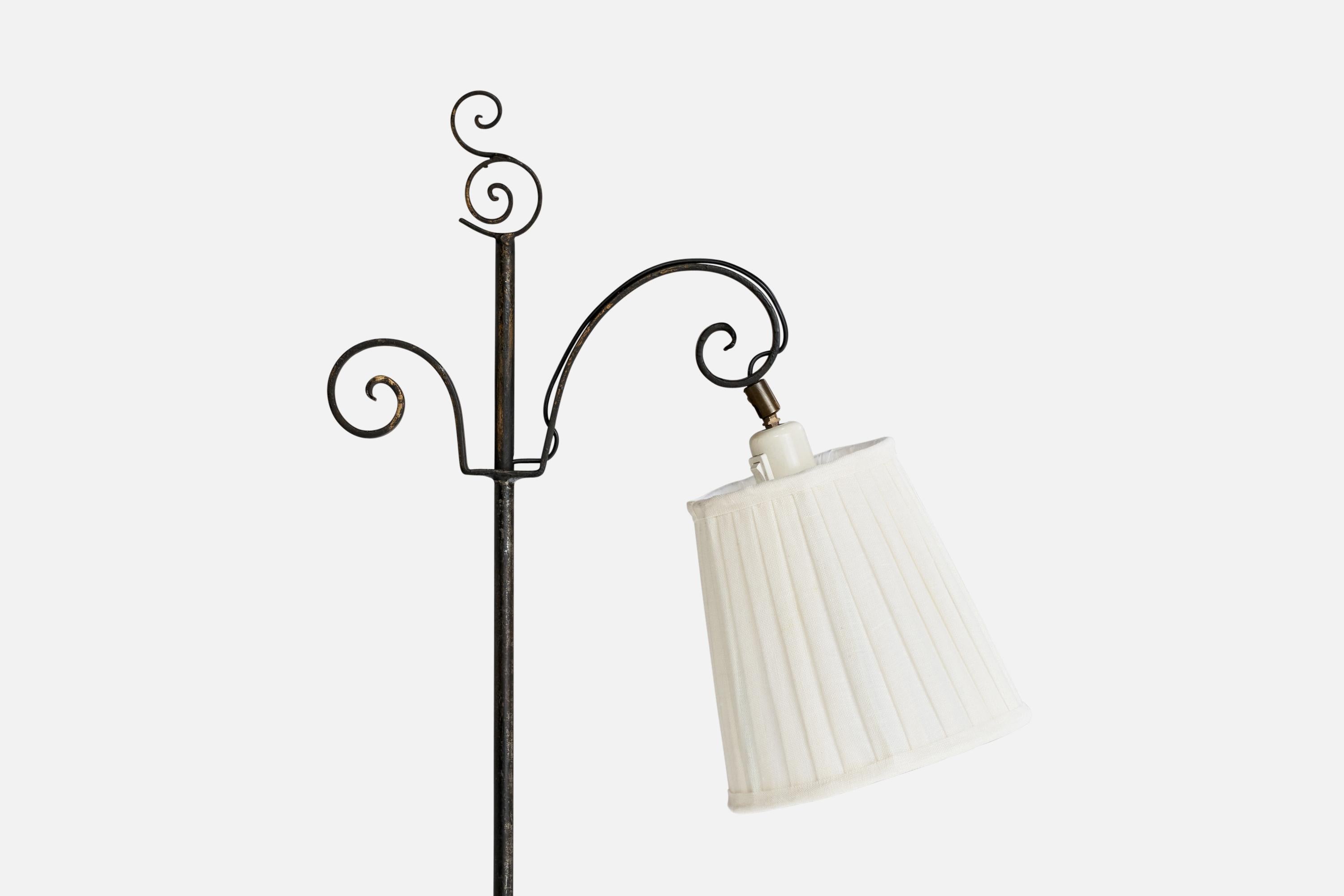 Designer suédois, lampadaire, fer, tissu, Suède, années 1940 Bon état - En vente à High Point, NC