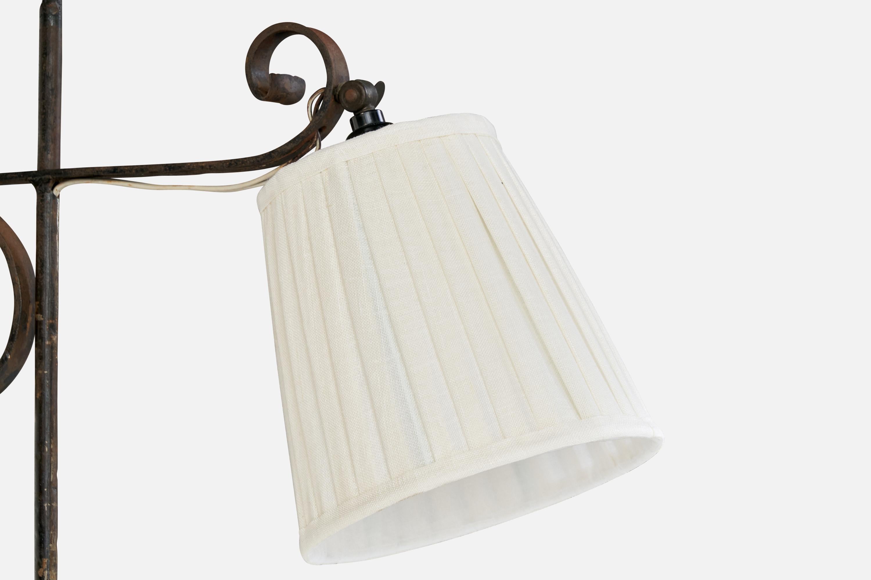 Schwedische Designerin, Stehlampe, Eisen, Stoff, Schweden, 1940er Jahre im Zustand „Relativ gut“ im Angebot in High Point, NC