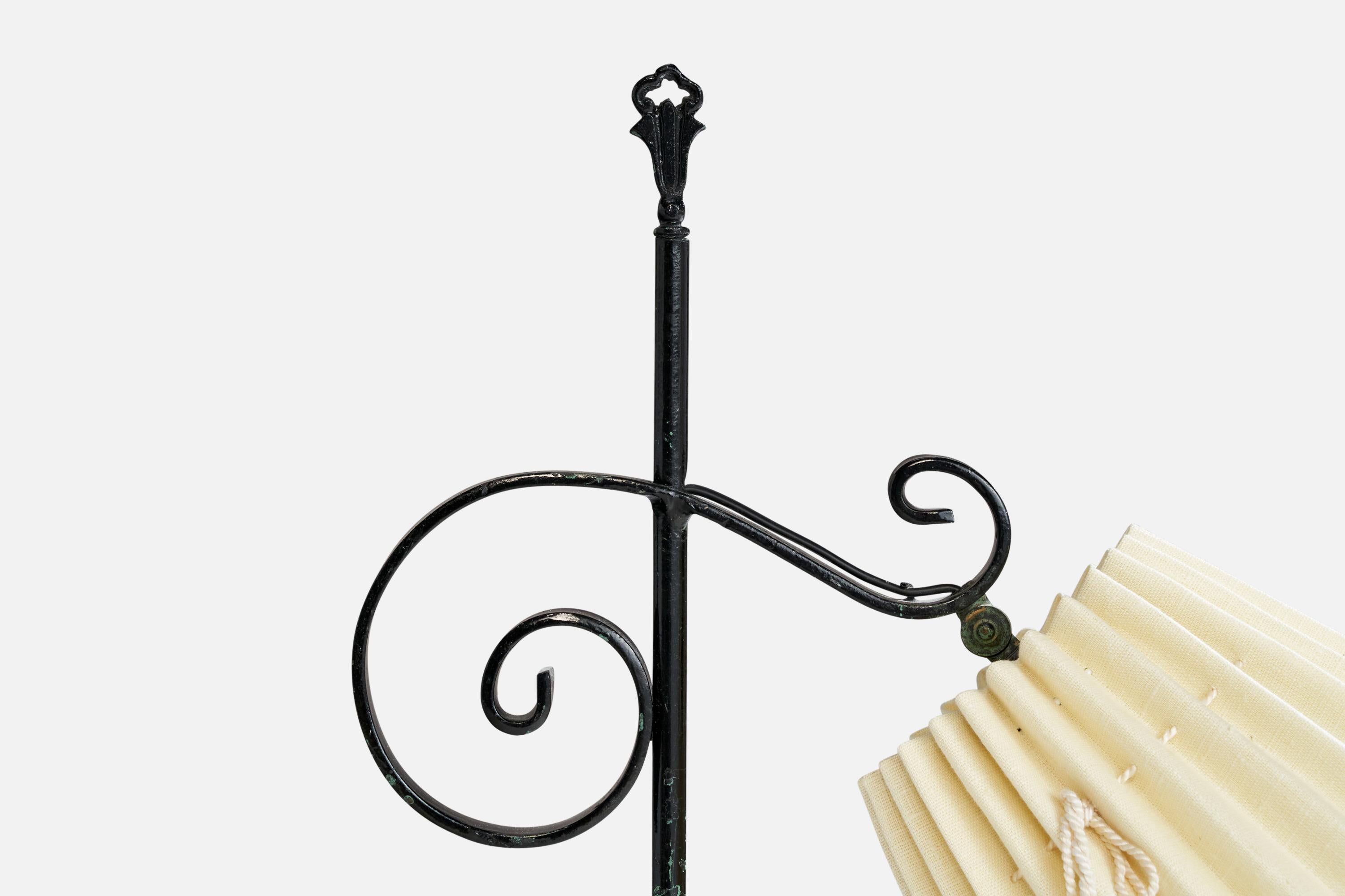 Designer suédois, lampadaire, fer, tissu, Suède, années 1940 Bon état - En vente à High Point, NC