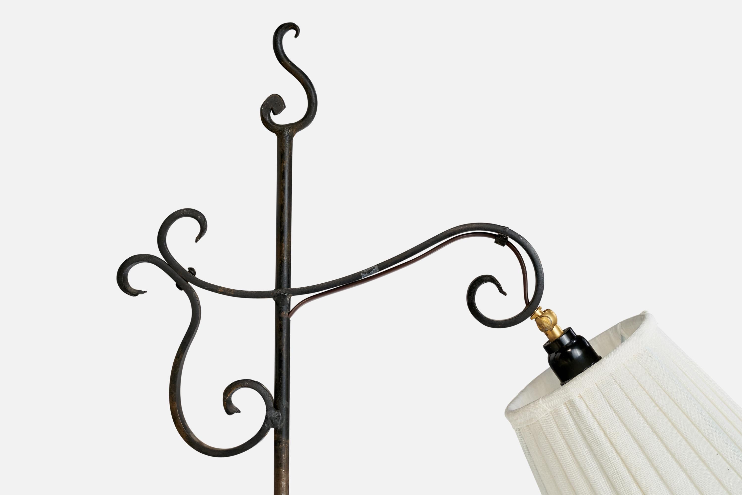 Designer suédois, lampadaire, fer, tissu, Suède, années 1940 Bon état - En vente à High Point, NC