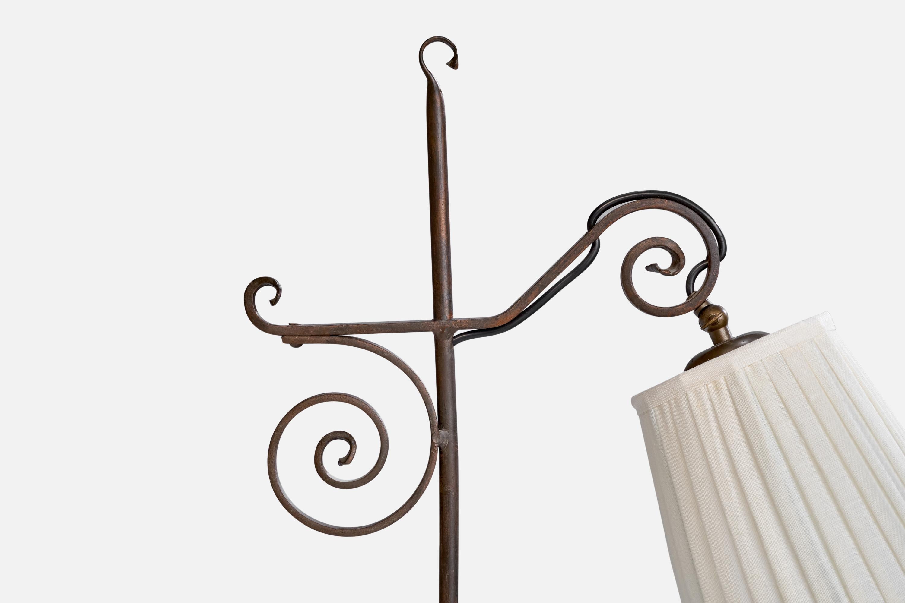Milieu du XXe siècle Designer suédois, lampadaire, fer, tissu, Suède, années 1940 en vente