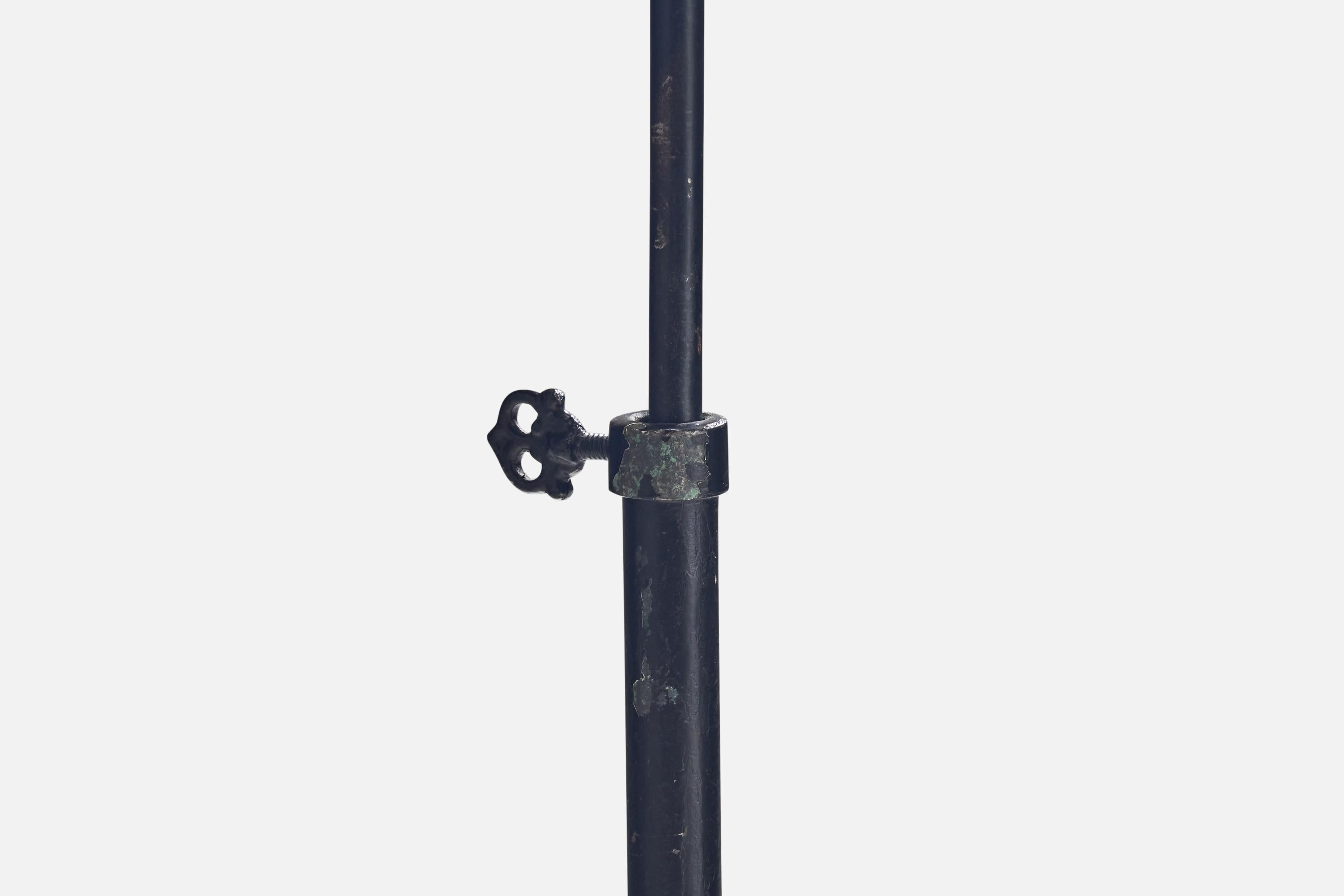 Metà XX secolo Lampada da terra di design svedese, ferro, tessuto, Svezia, anni '40 in vendita