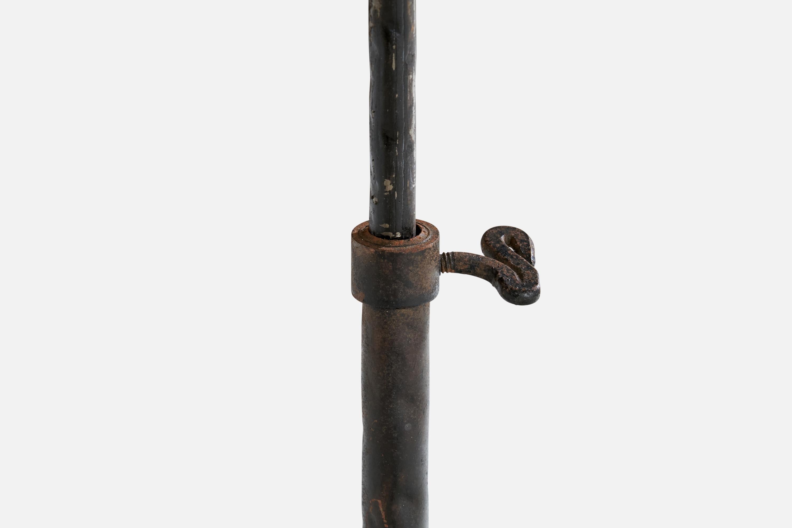 Schwedische Designerin, Stehlampe, Eisen, Stoff, Schweden, 1940er Jahre im Angebot 1