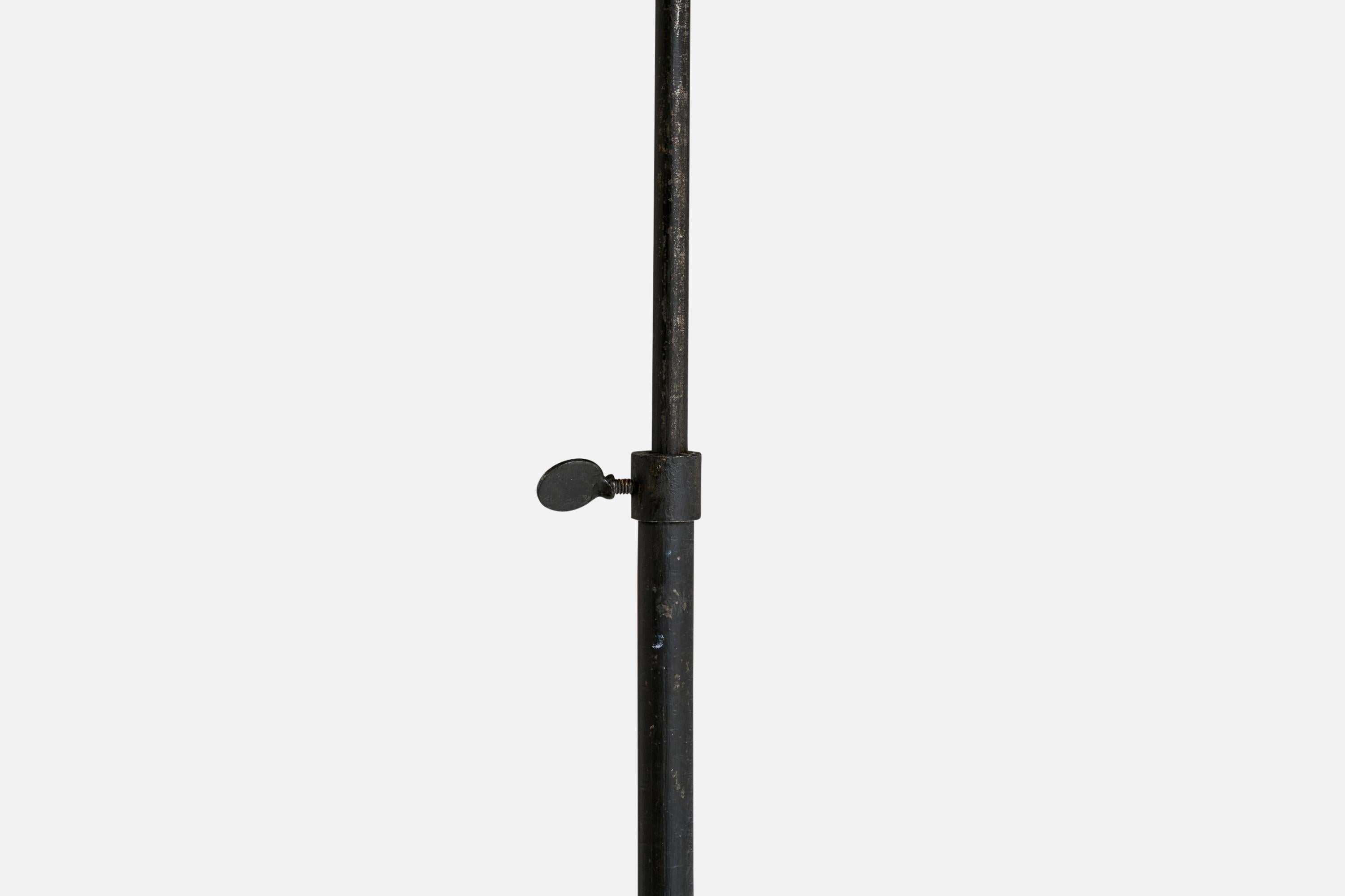 Designer suédois, lampadaire, fer, tissu, Suède, années 1940 en vente 1
