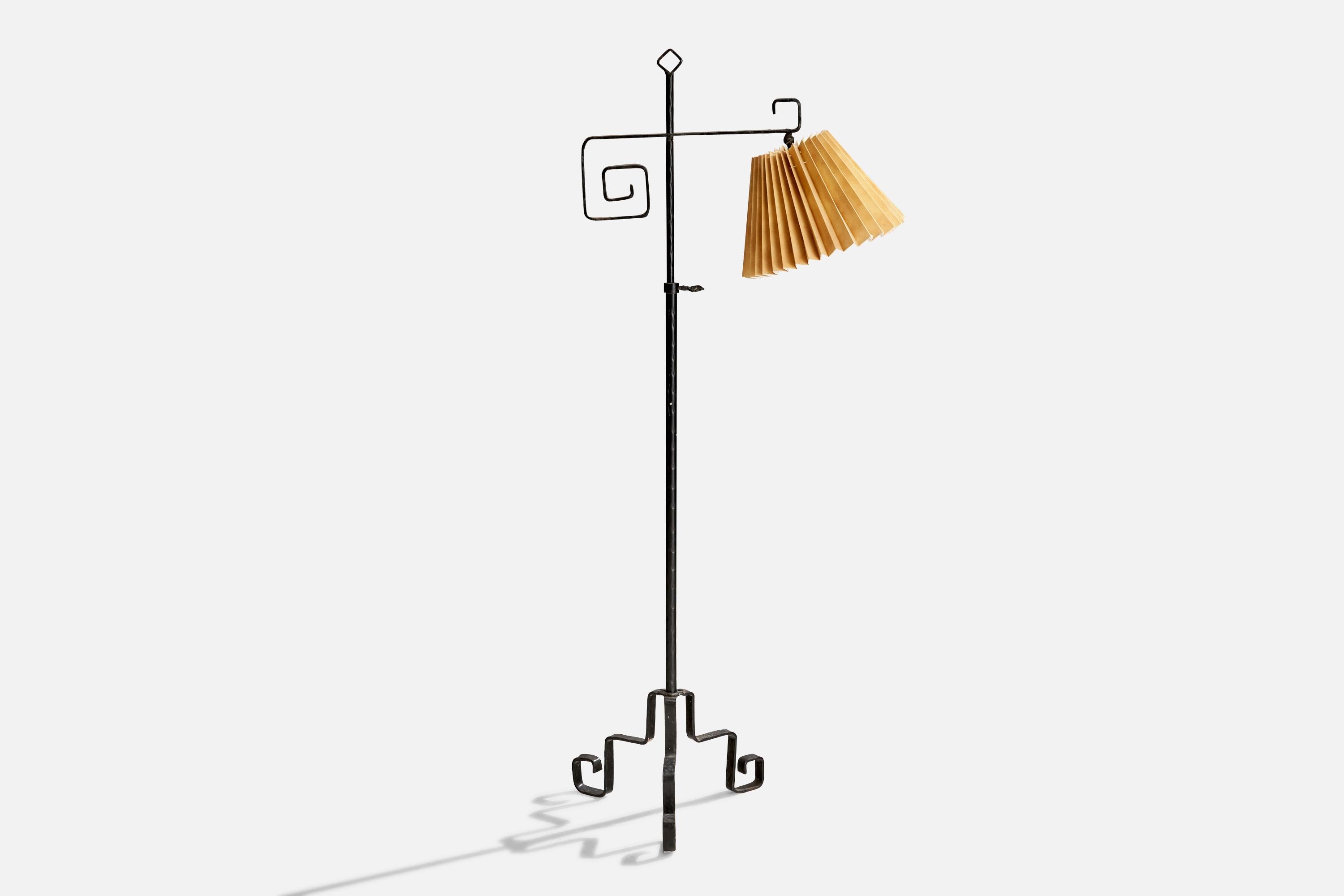 Lampadaire réglable en fer peint en noir et en papier brun, conçu et produit en Suède, c.C. 1940.

Dimensions de la lampe avec abat-jour (pouces) : 55.125