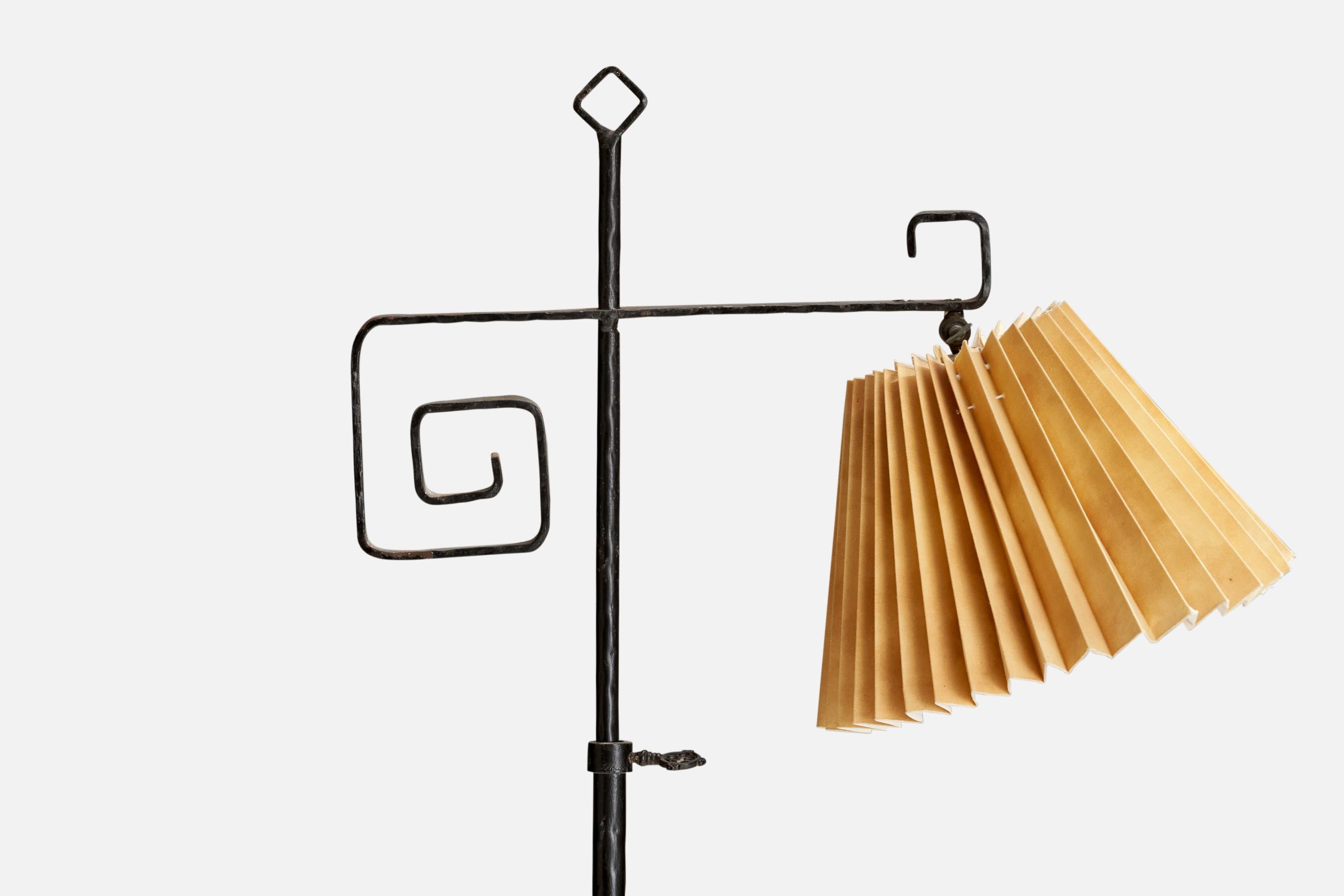 Scandinave moderne Designer suédois, lampadaire, fer, papier, Suède, années 1940 en vente